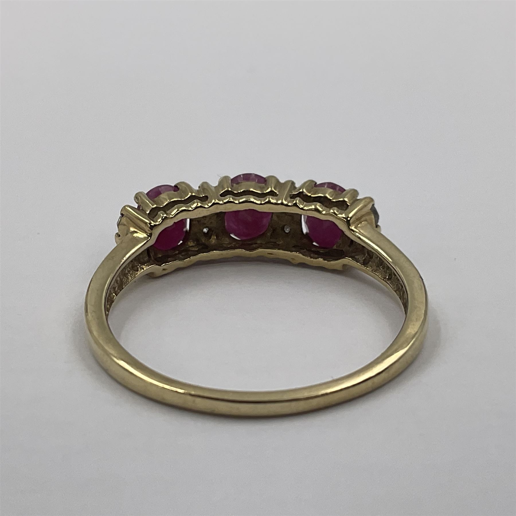 9ct gold three stone oval ruby and cubic zirconia ring - Image 5 of 5