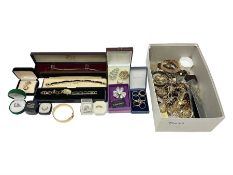 9ct gold flat link necklace chain and a collection of silver and costume jewellery including brooche