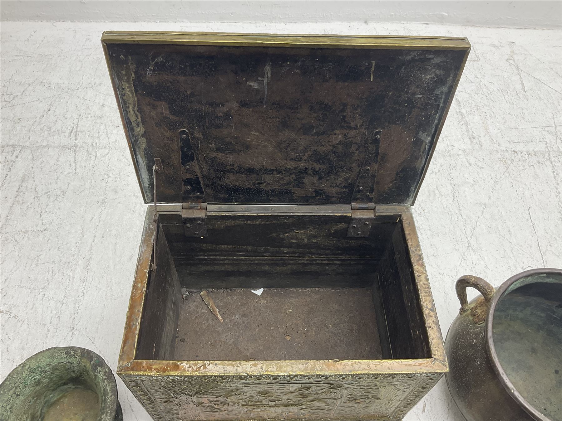 Brass coal box embossed to the lid with figures - Image 6 of 7