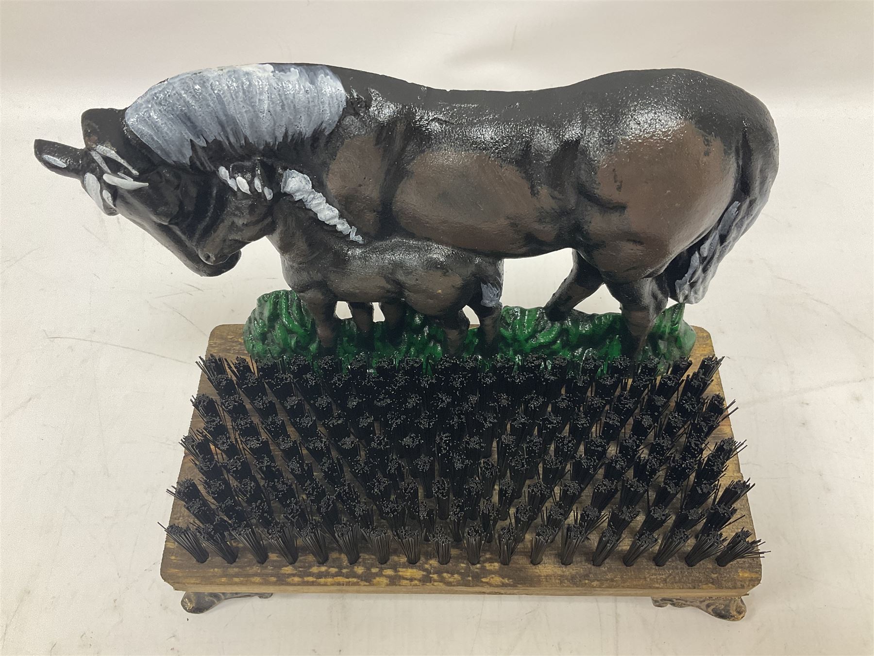 Cast iron horse and foal boot brush on wooden base - Image 2 of 4