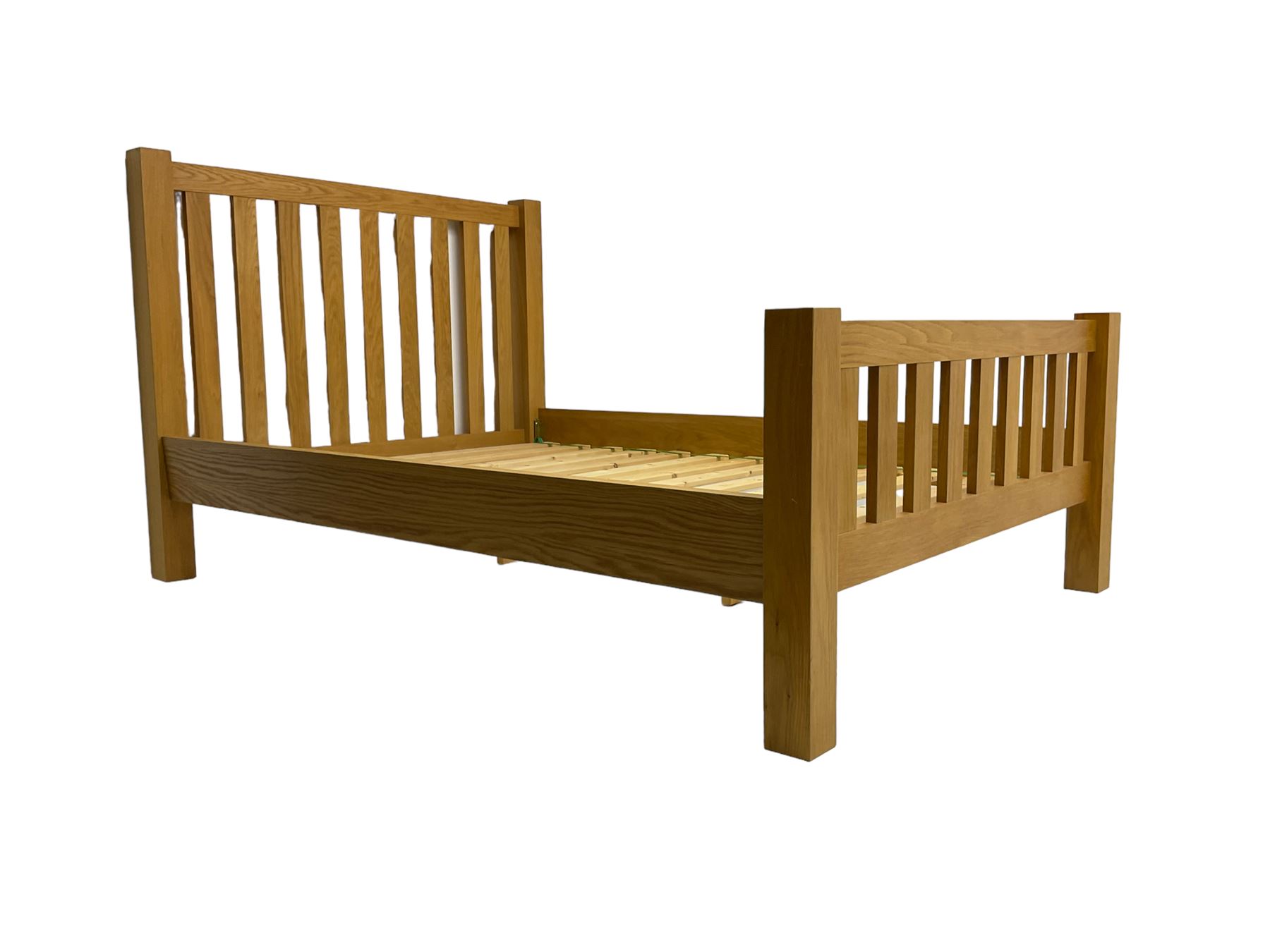 Modern oak 4' 6� double bedstead