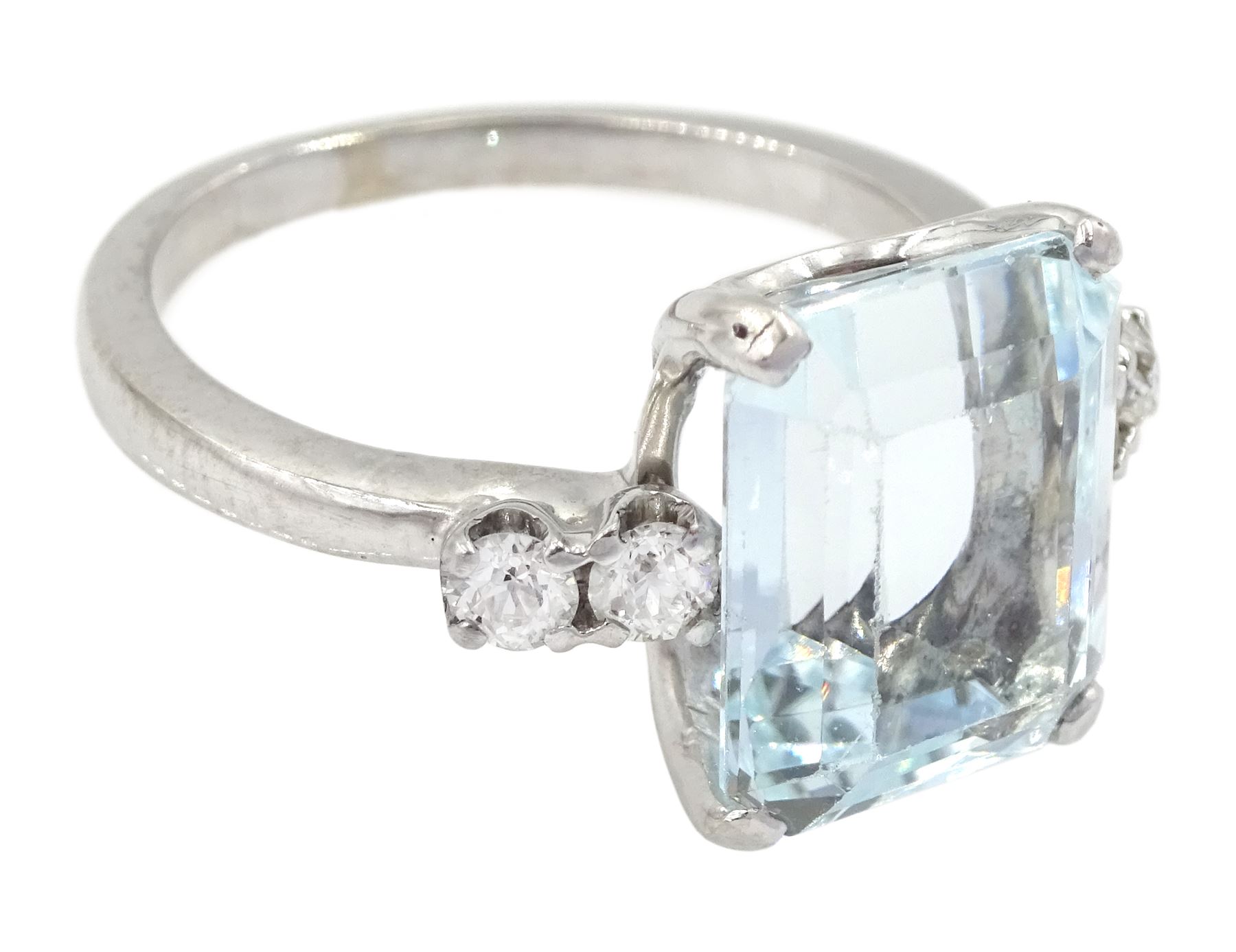 18ct white gold emerald cut aquamarine ring - Image 3 of 4