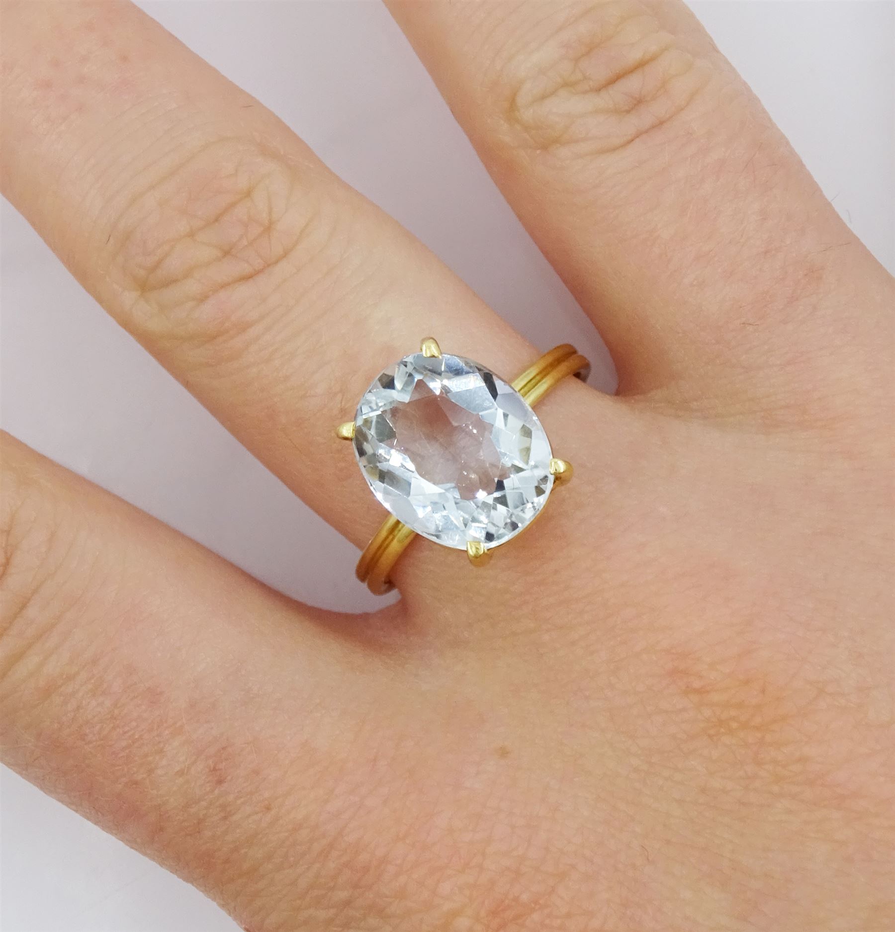 18ct gold single stone oval cut aquamarine ring - Image 2 of 4