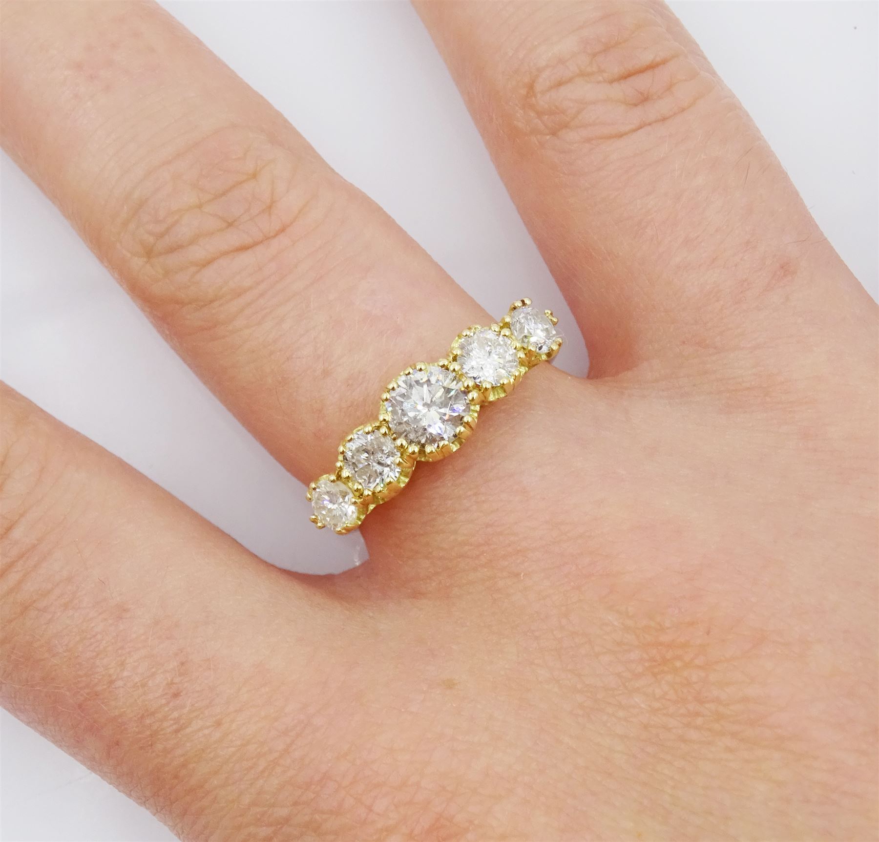 18ct gold graduating five stone round brilliant cut diamond ring - Image 2 of 5