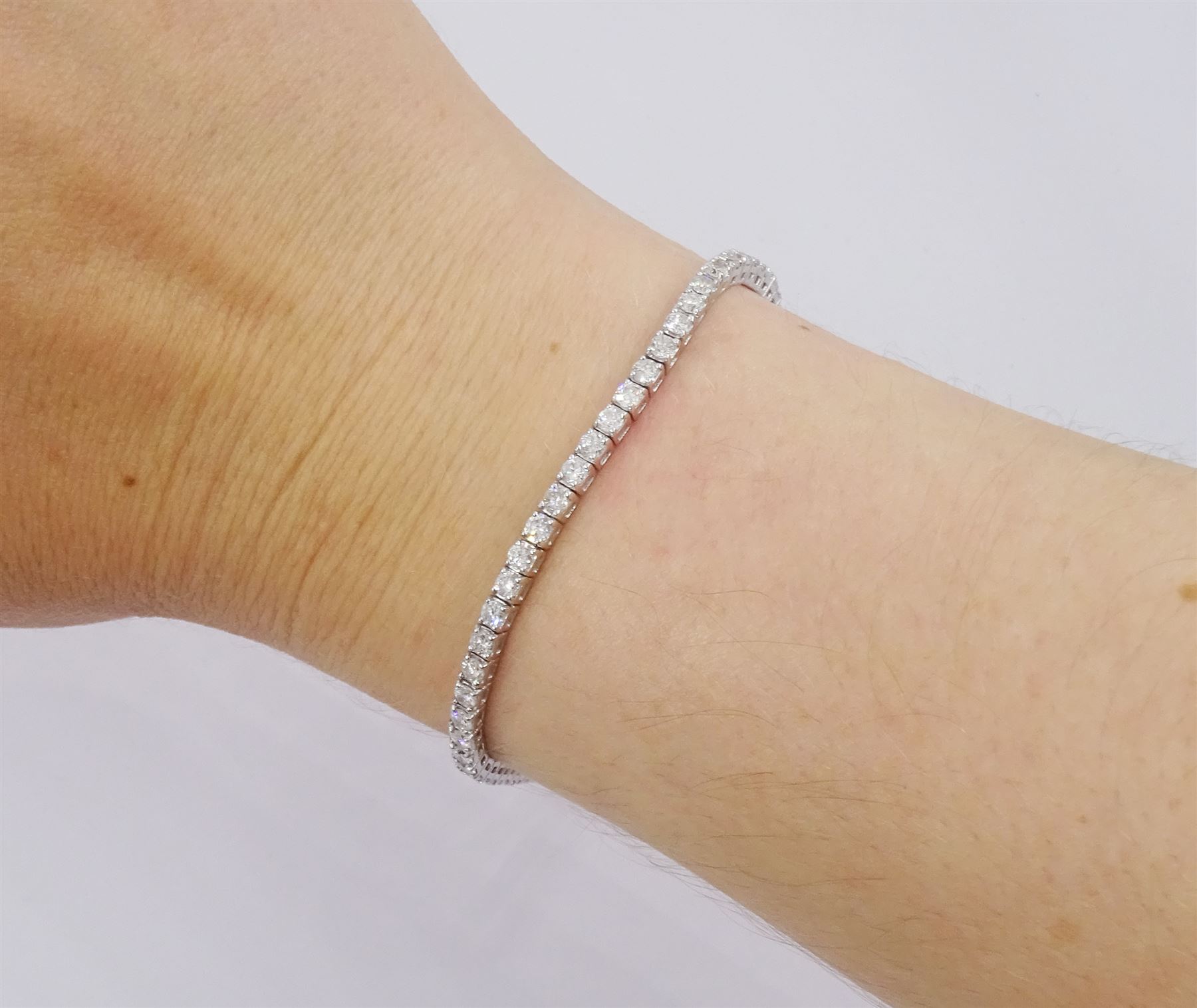 18ct white gold round brilliant cut diamond line bracelet - Image 2 of 3