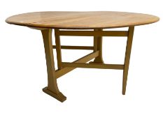 Ercol - mid-to-late 20th century model '610' elm and beech drop-leaf dining table