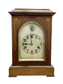 Edwardian - 8-day mantel clock in a mahogany case with satin wood inlay