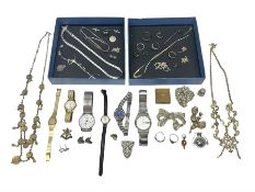 9ct gold jewellery including three necklaces and jewellery oddments