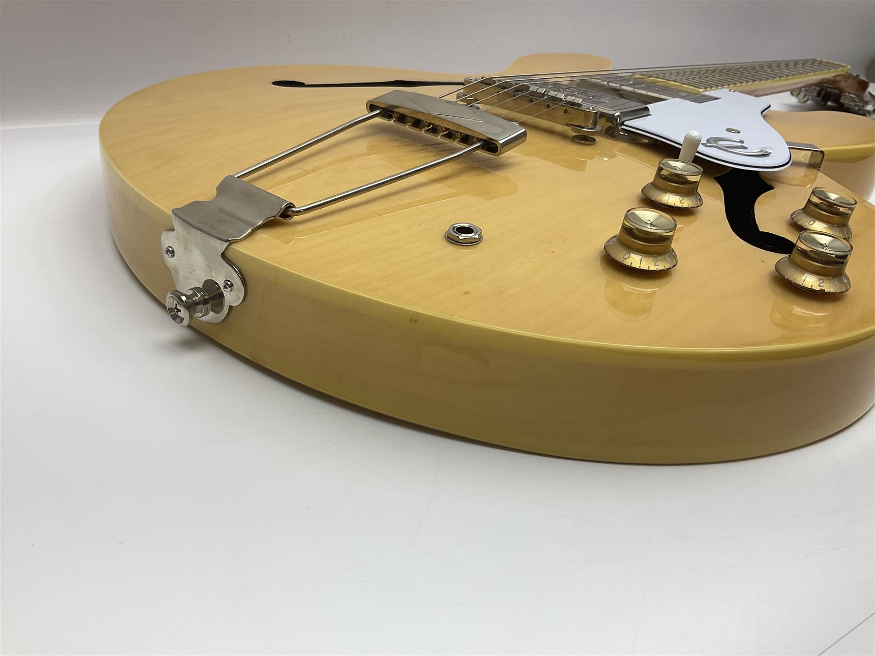 Epiphone Casino NA semi-acoustic guitar with natural maple finish and P90 pick-ups - Image 6 of 17