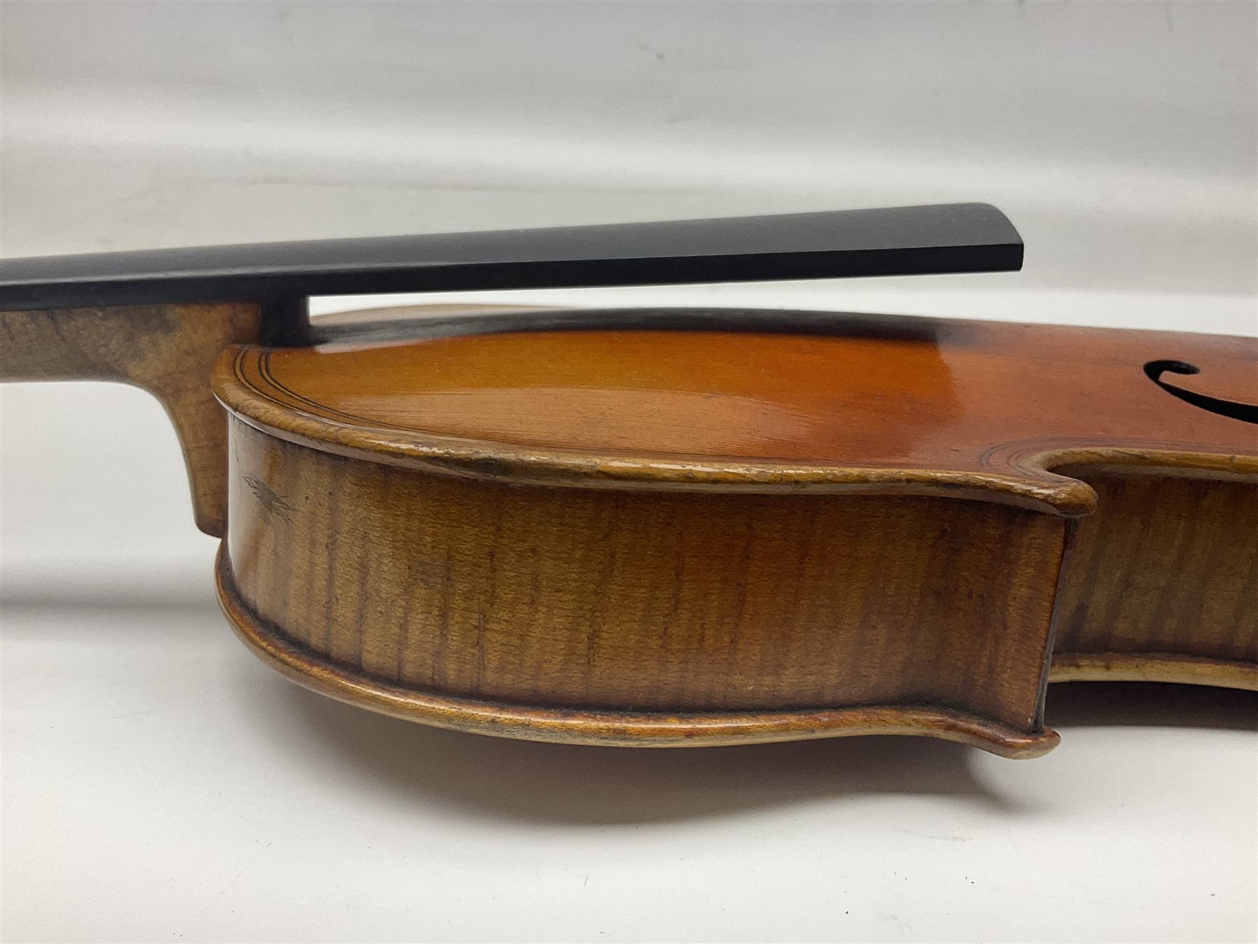 German trade violin c1900 copy of a Maggini with 36.5cm two-piece maple back and ribs and spruce top - Image 7 of 14