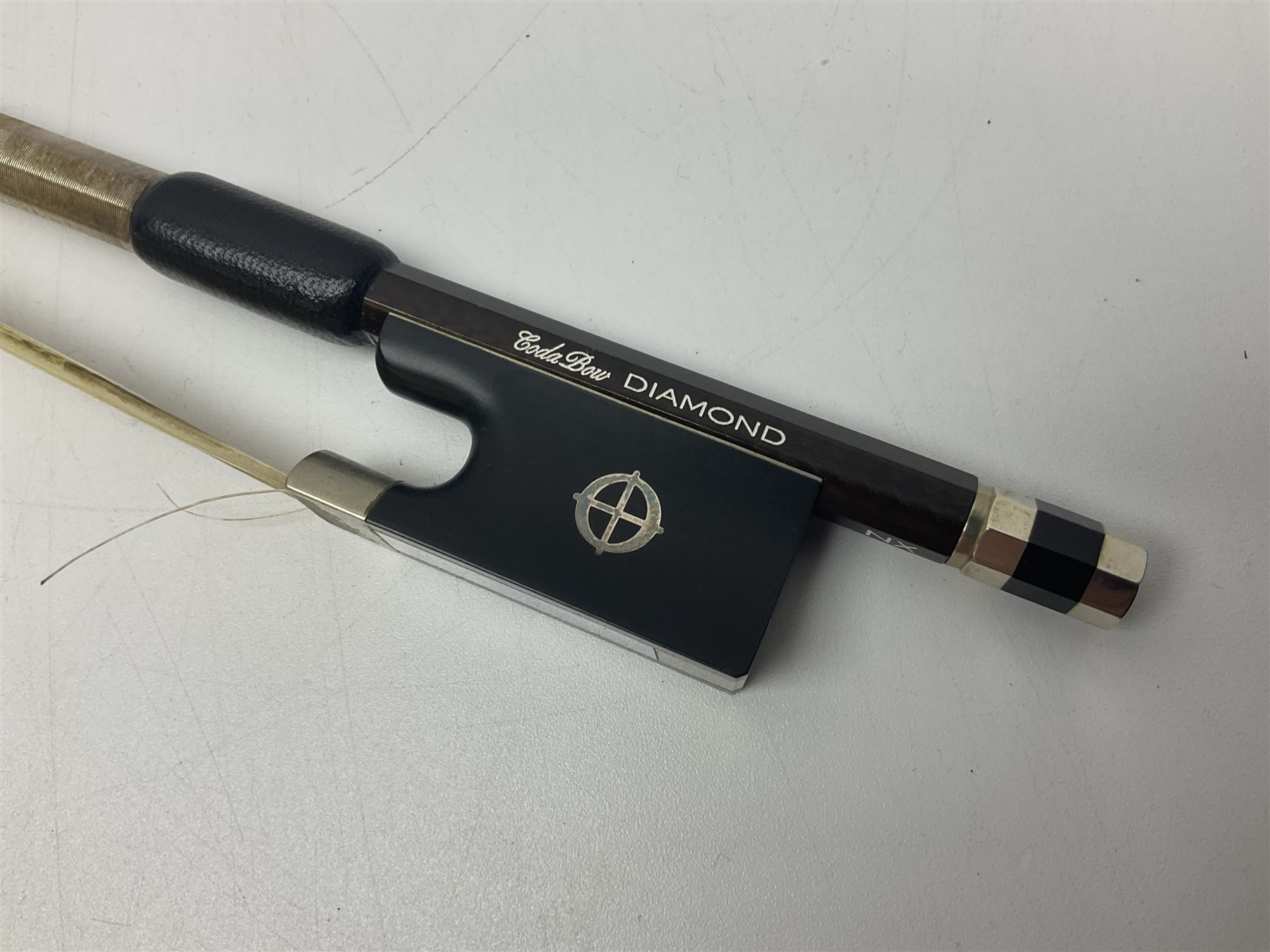 CodaBow Diamond nickel mounted carbon fibre violin bow L74.5cm - Image 12 of 14