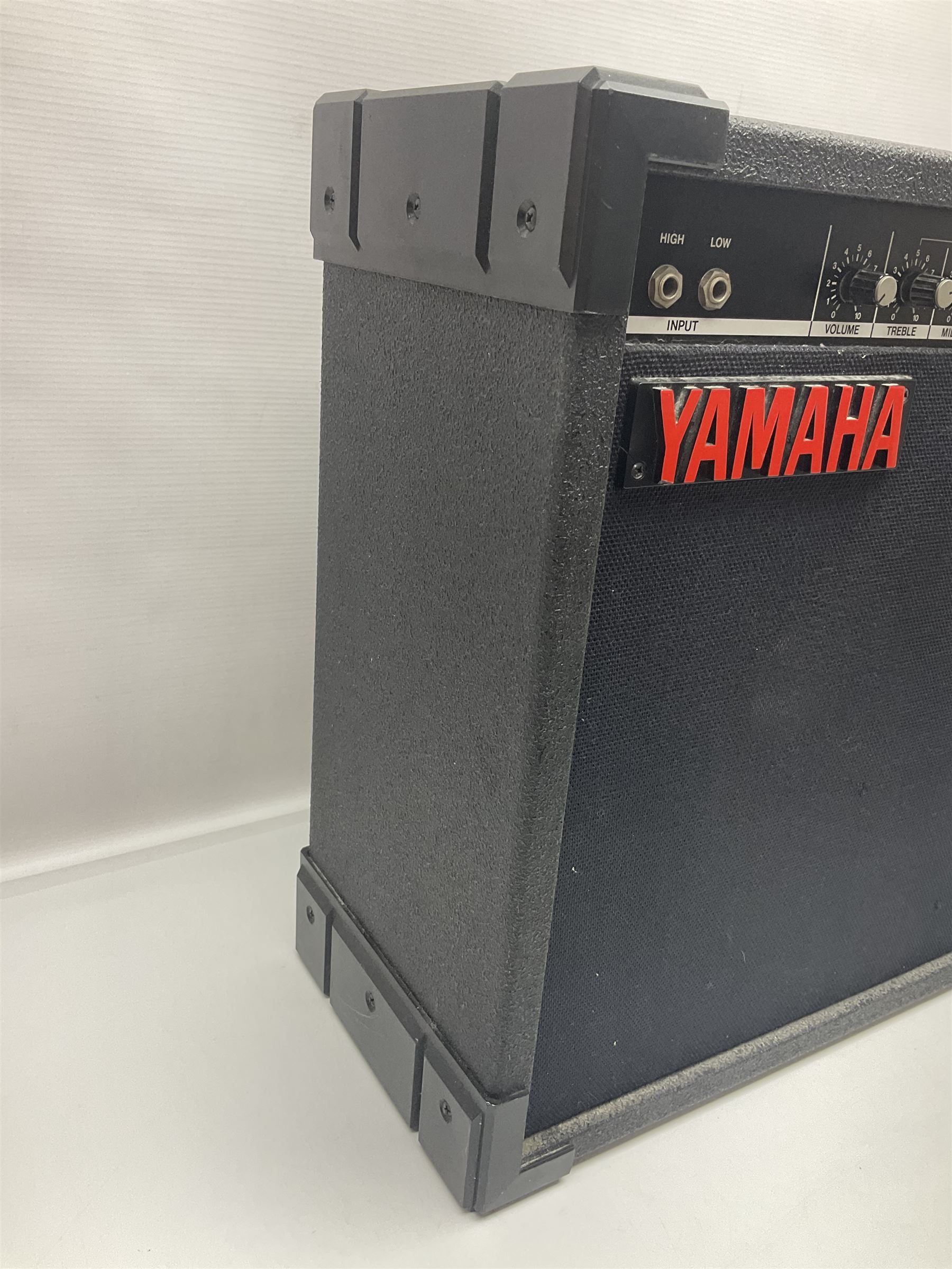 Yamaha VX Series 25B bass amplifier in black - Image 5 of 10