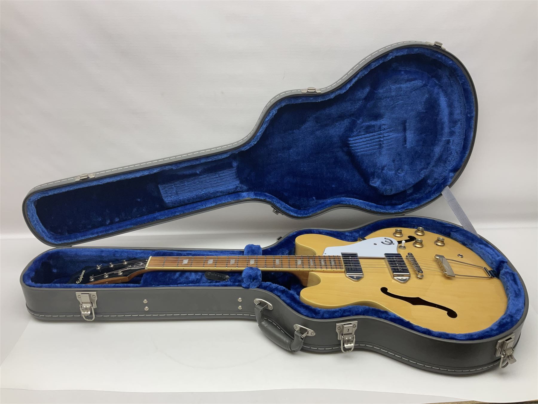 Epiphone Casino NA semi-acoustic guitar with natural maple finish and P90 pick-ups - Image 16 of 17