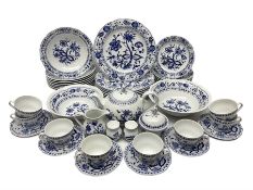 Kahla Zwiebelmuster tea and dinner service for eight