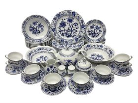 Kahla Zwiebelmuster tea and dinner service for eight
