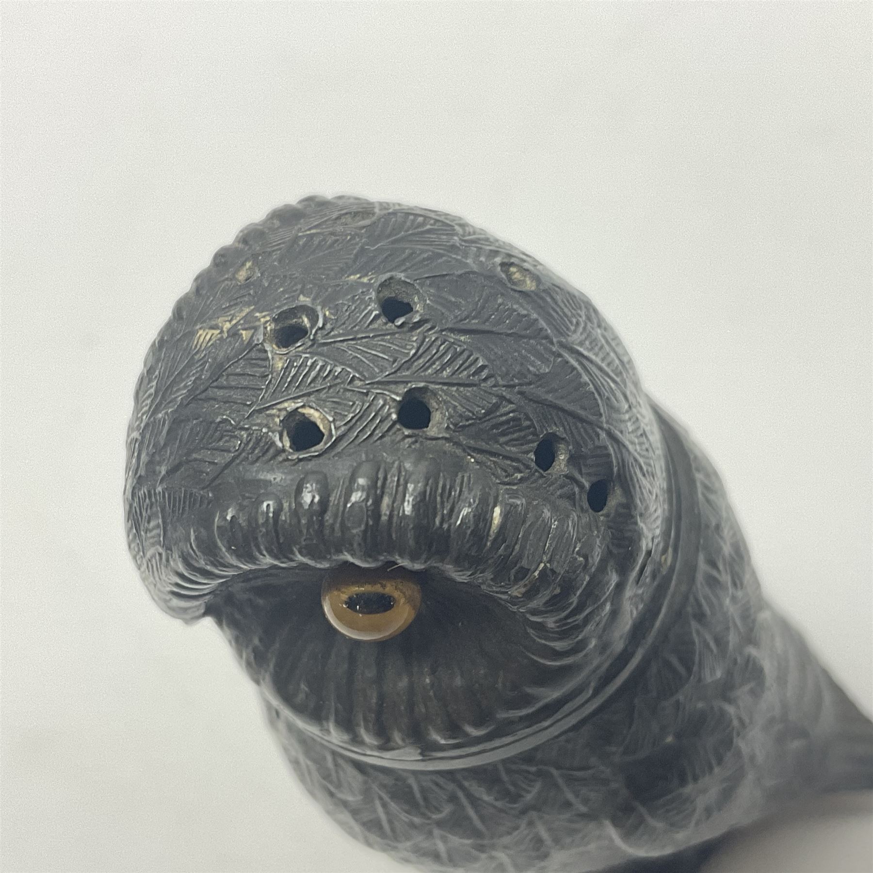 Novelty pewter pepper shaker in the form of an owl with screw off head and glass eyes - Image 2 of 6