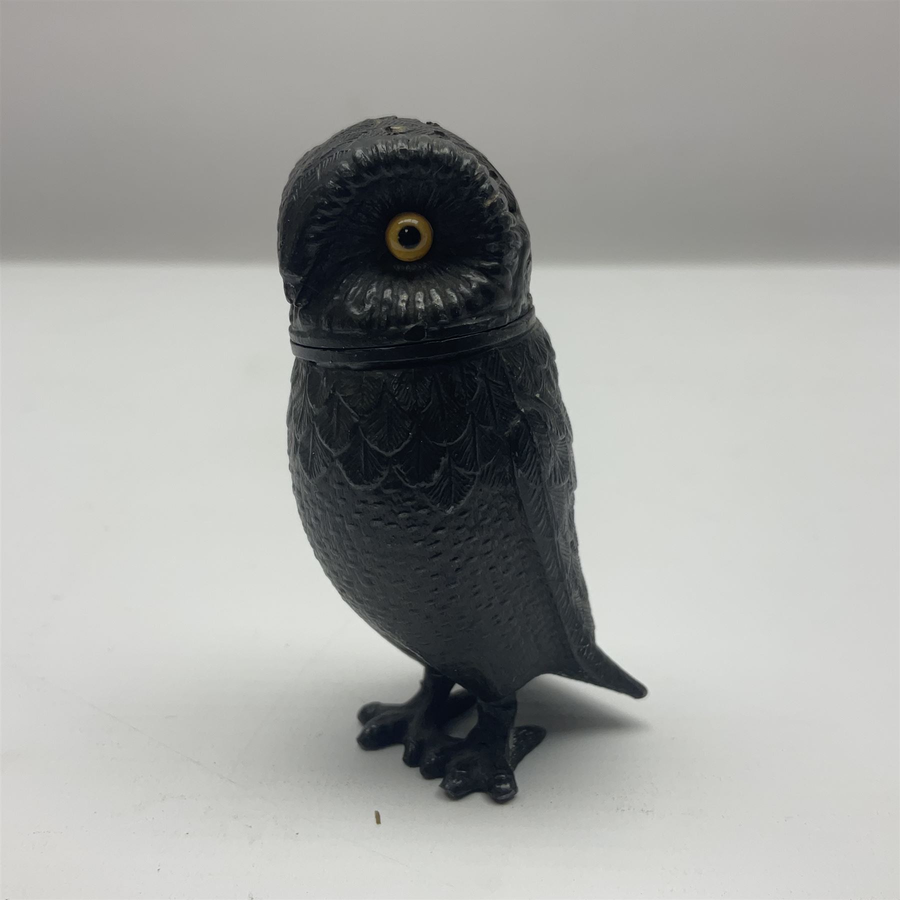 Novelty pewter pepper shaker in the form of an owl with screw off head and glass eyes - Image 3 of 6