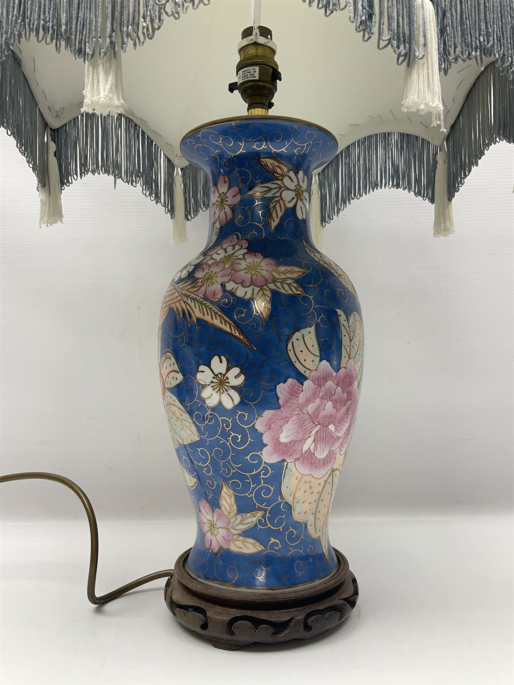 Chinese style ceramic table lamp - Image 2 of 5