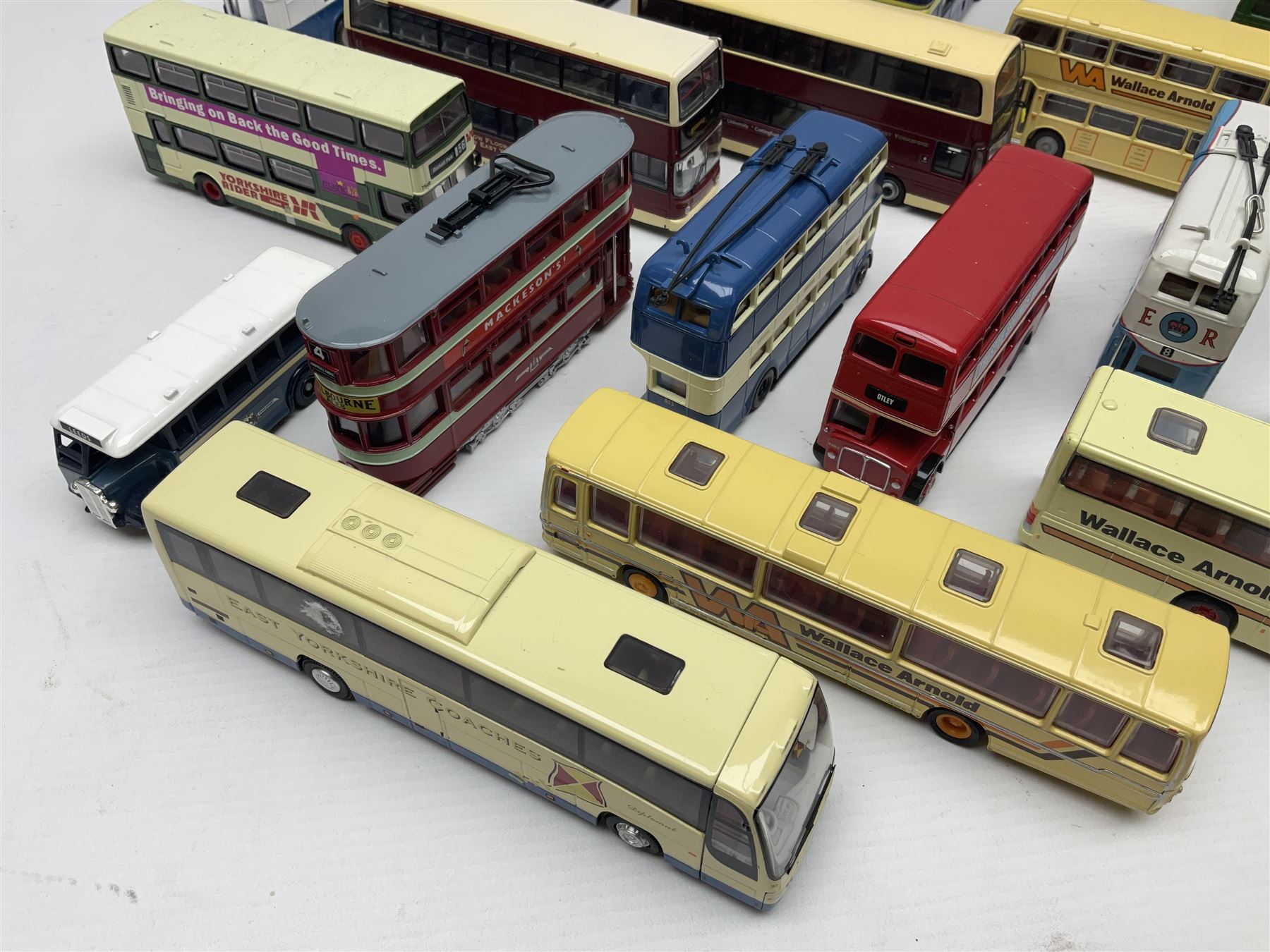 Thirty-one modern die-cast models of buses - Image 7 of 11