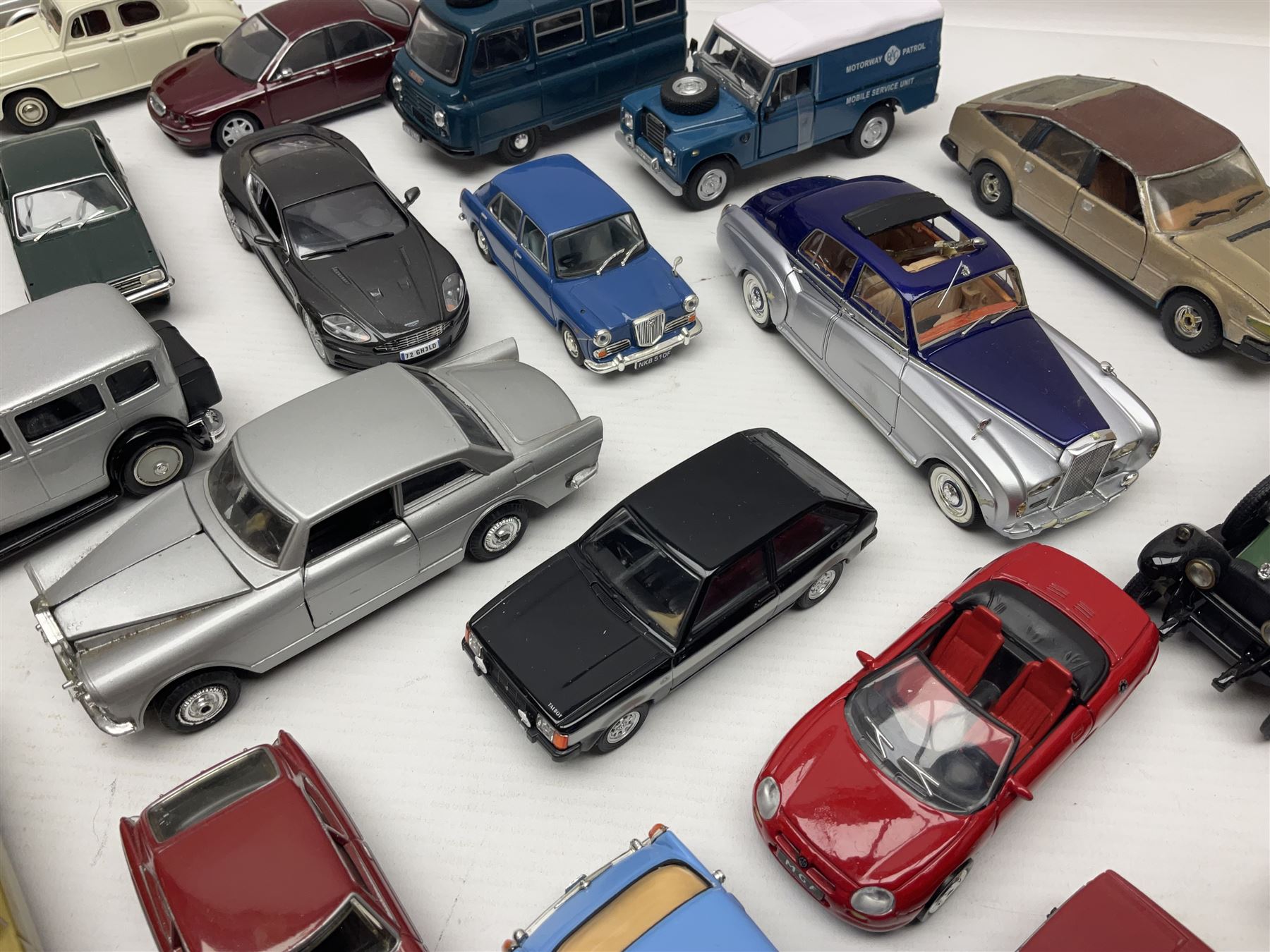 Over forty modern die-cast models by Vanguards - Image 8 of 12
