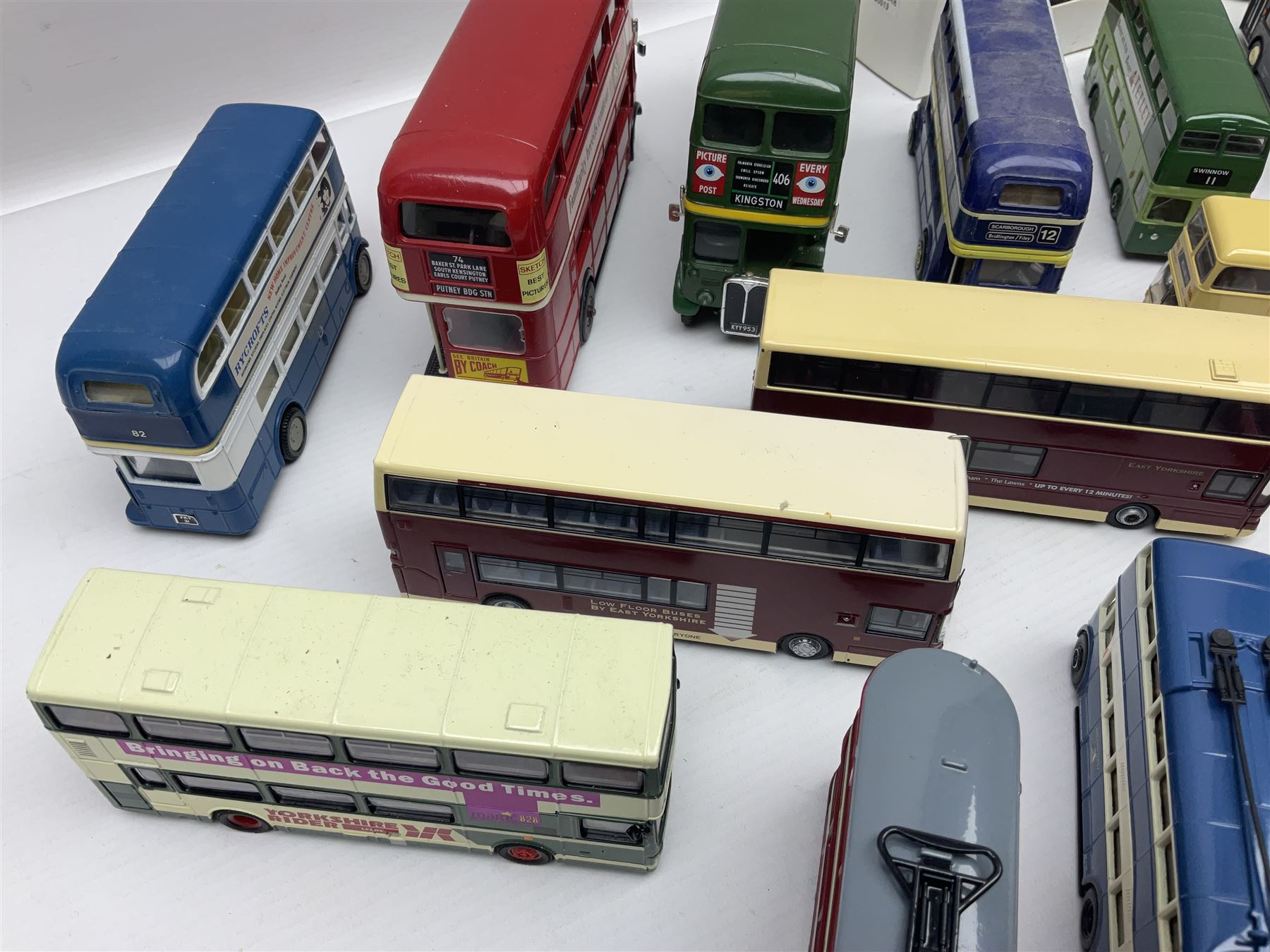 Thirty-one modern die-cast models of buses - Image 8 of 11