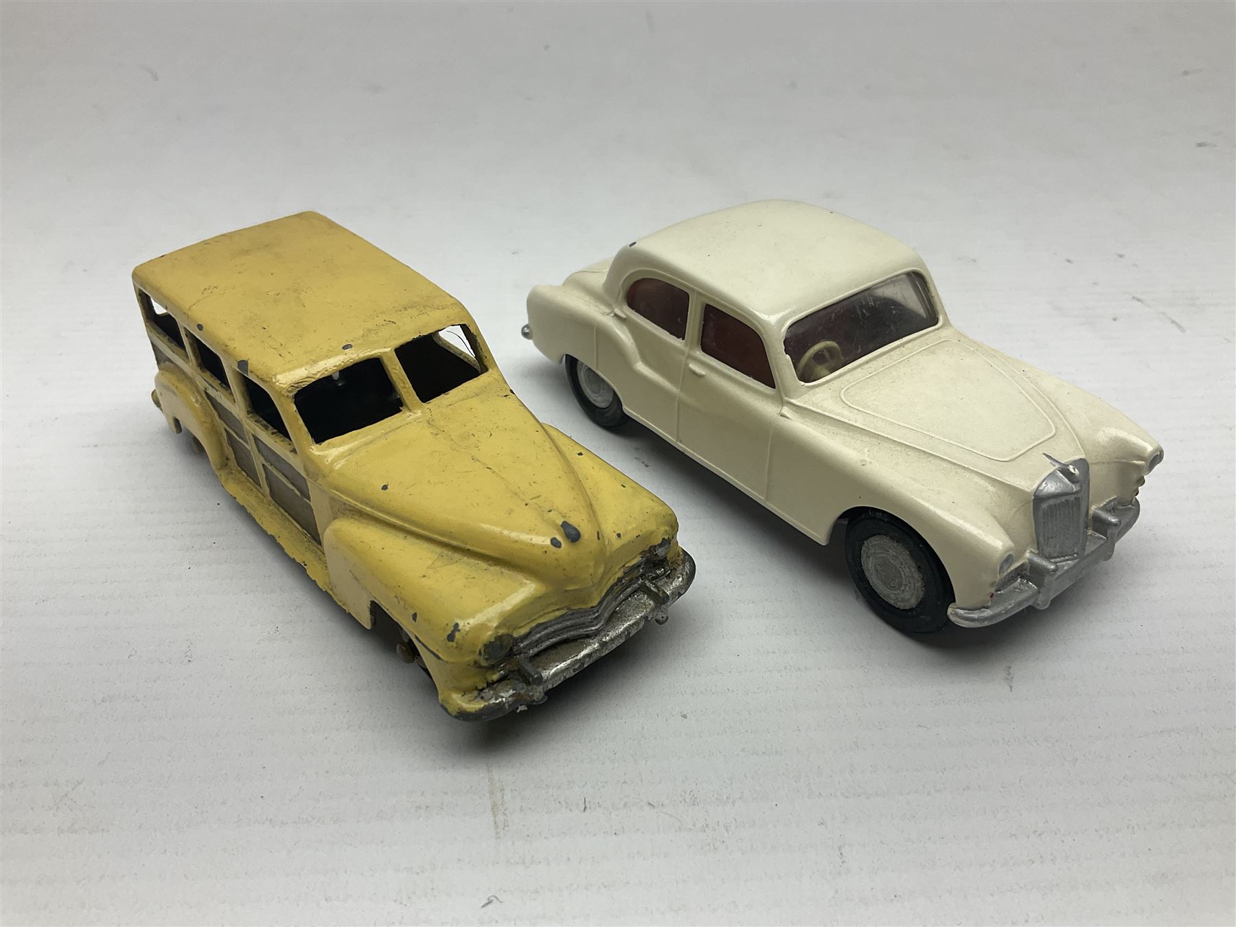 Eleven unboxed and playworn early die-cast models including Dinky Packard - Image 18 of 20