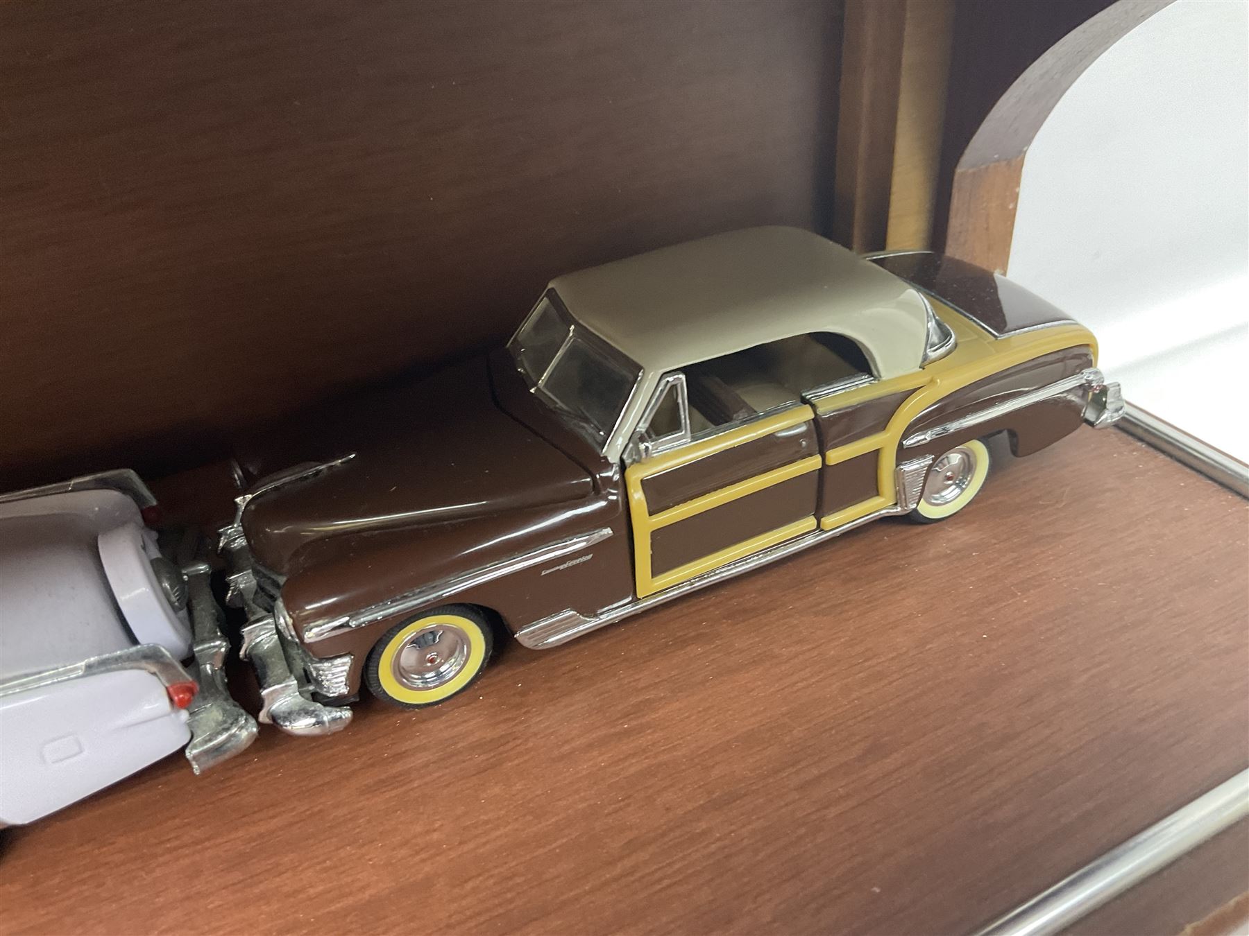 Franklin Mint 'The Classic Cars of the Fifties' collection with display rack - Image 7 of 12