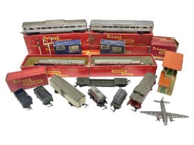 '00' gauge - Tri-ang F7 A&B Units (single ended diesel) No.4008; both boxed; six various Tri-ang pas