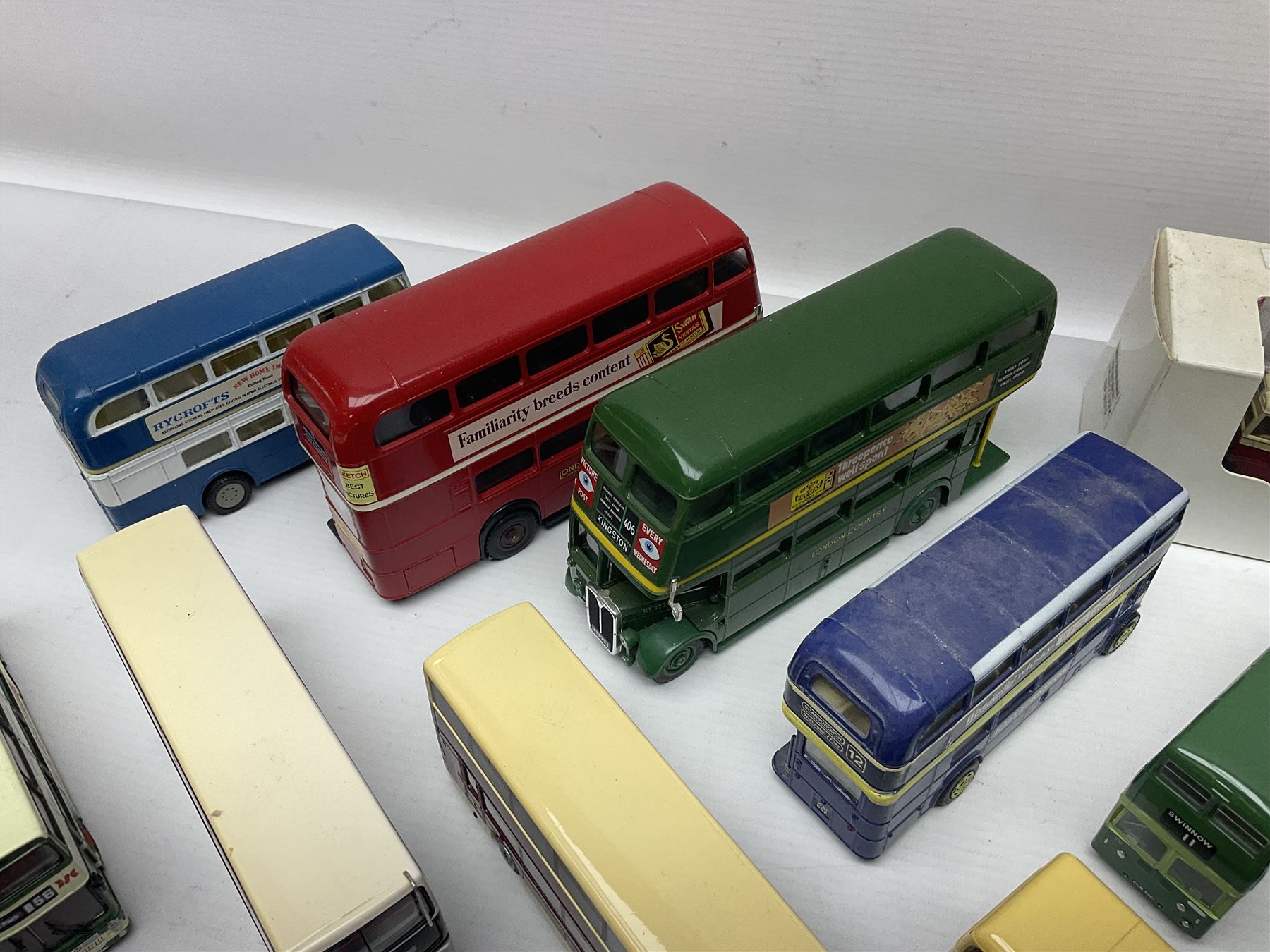 Thirty-one modern die-cast models of buses - Image 9 of 11