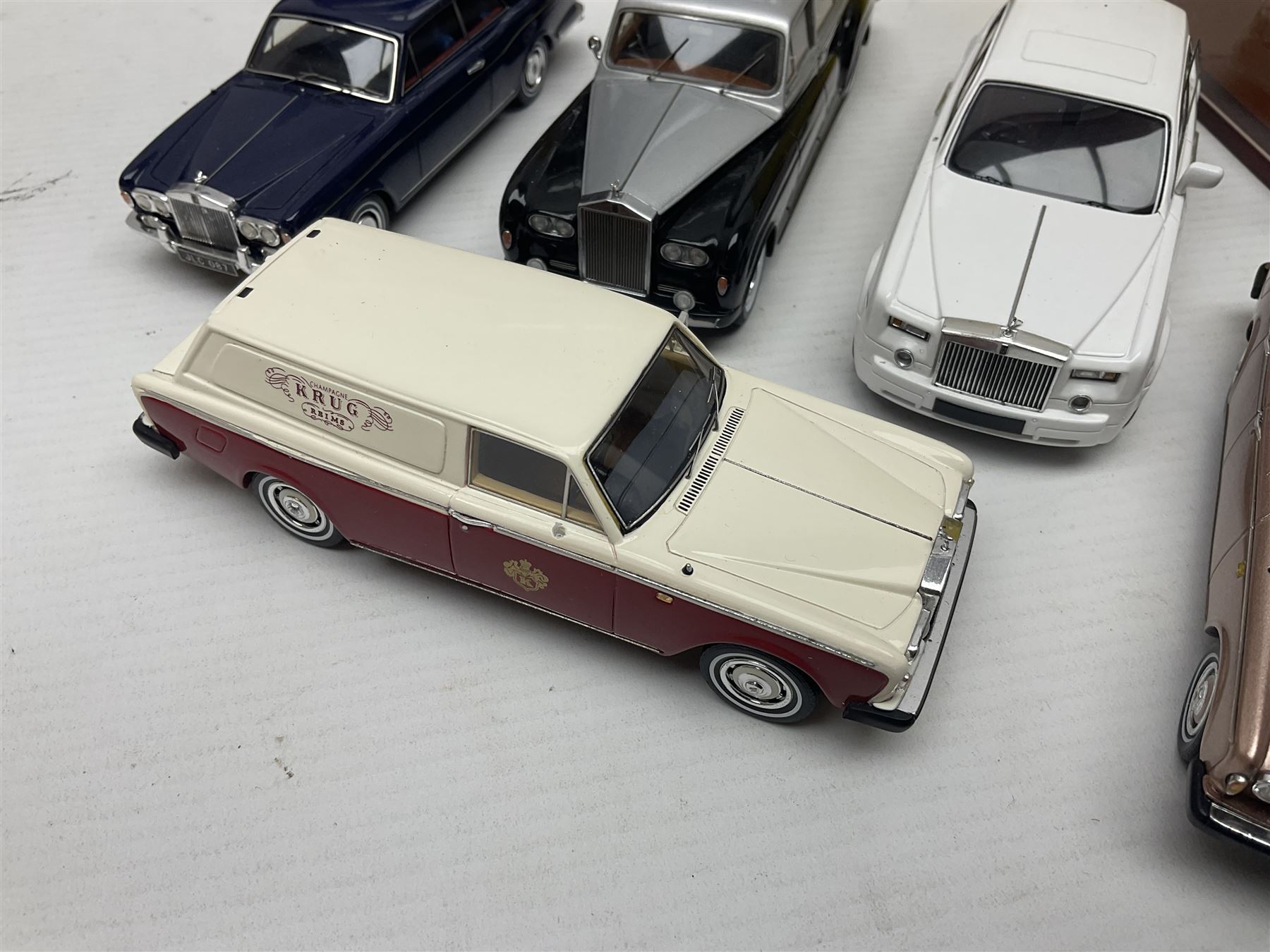 Twelve 1:43 scale die-cast models including TrueScale boxed 1965 Rolls Royce Phantom V Mulliner Park - Image 9 of 13