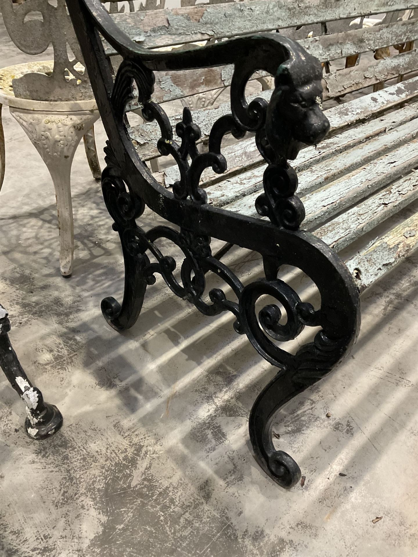Black painted cast iron and wood slatted garden bench - Image 2 of 4