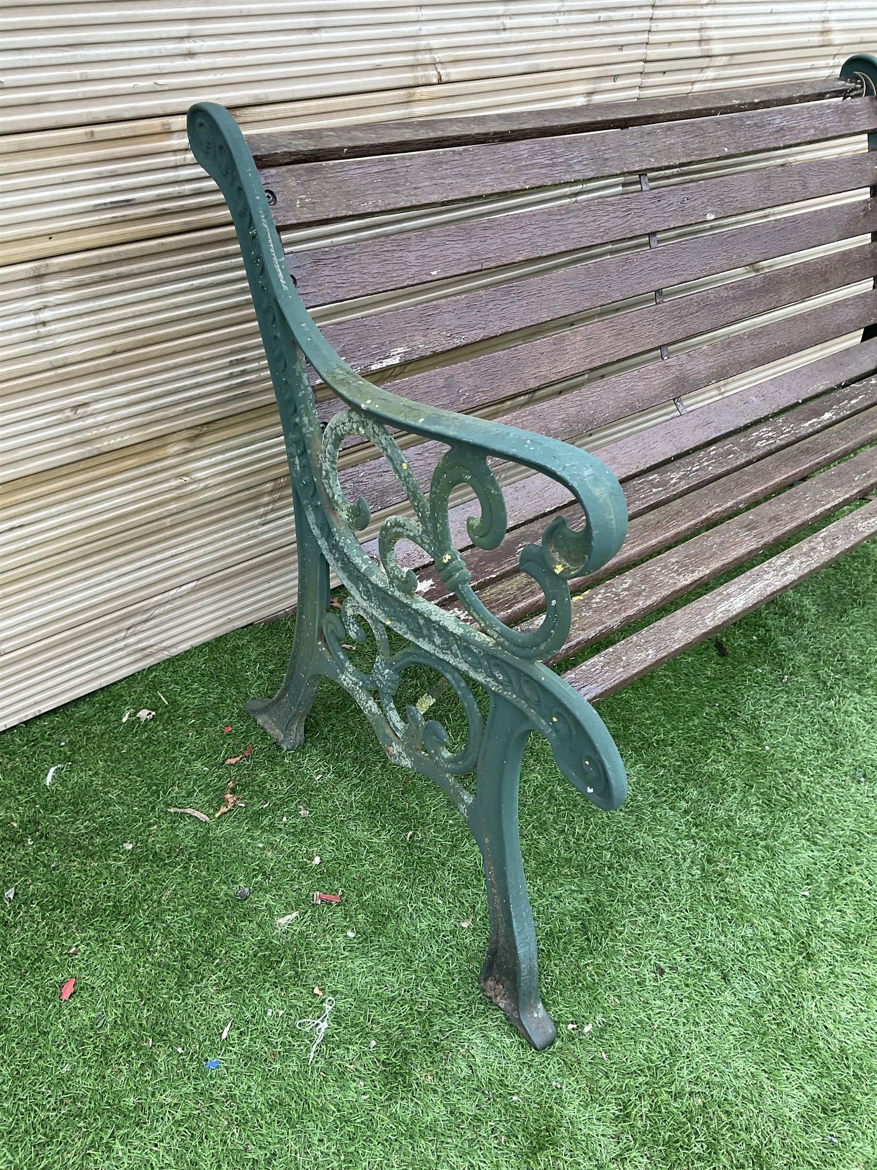 Cast metal and wood slatted garden bench - Image 2 of 3