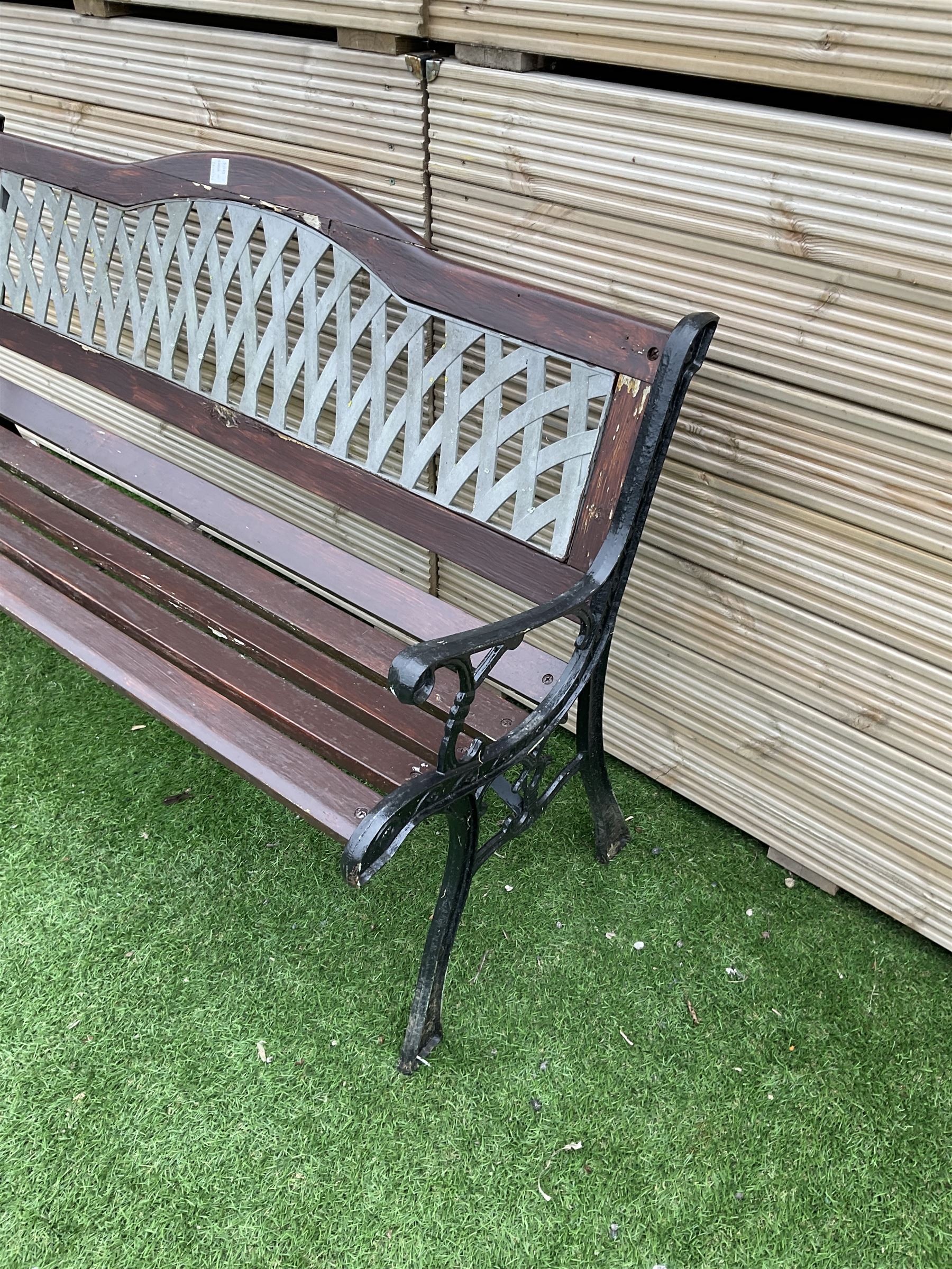 Large cast metal and wood slatted garden bench with lattice back - Image 3 of 4