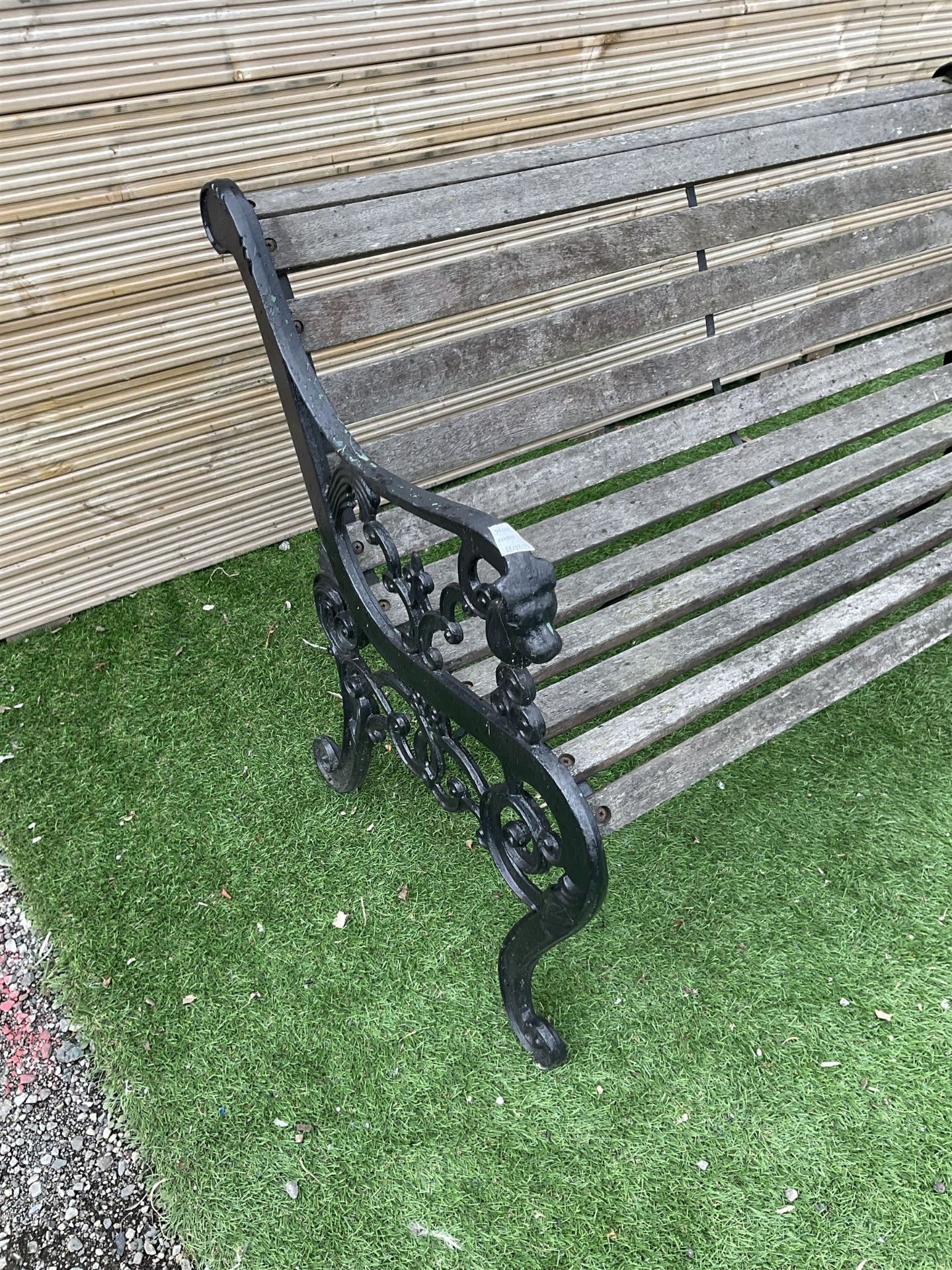 Cast metal and wood slatted garden bench - Image 3 of 3