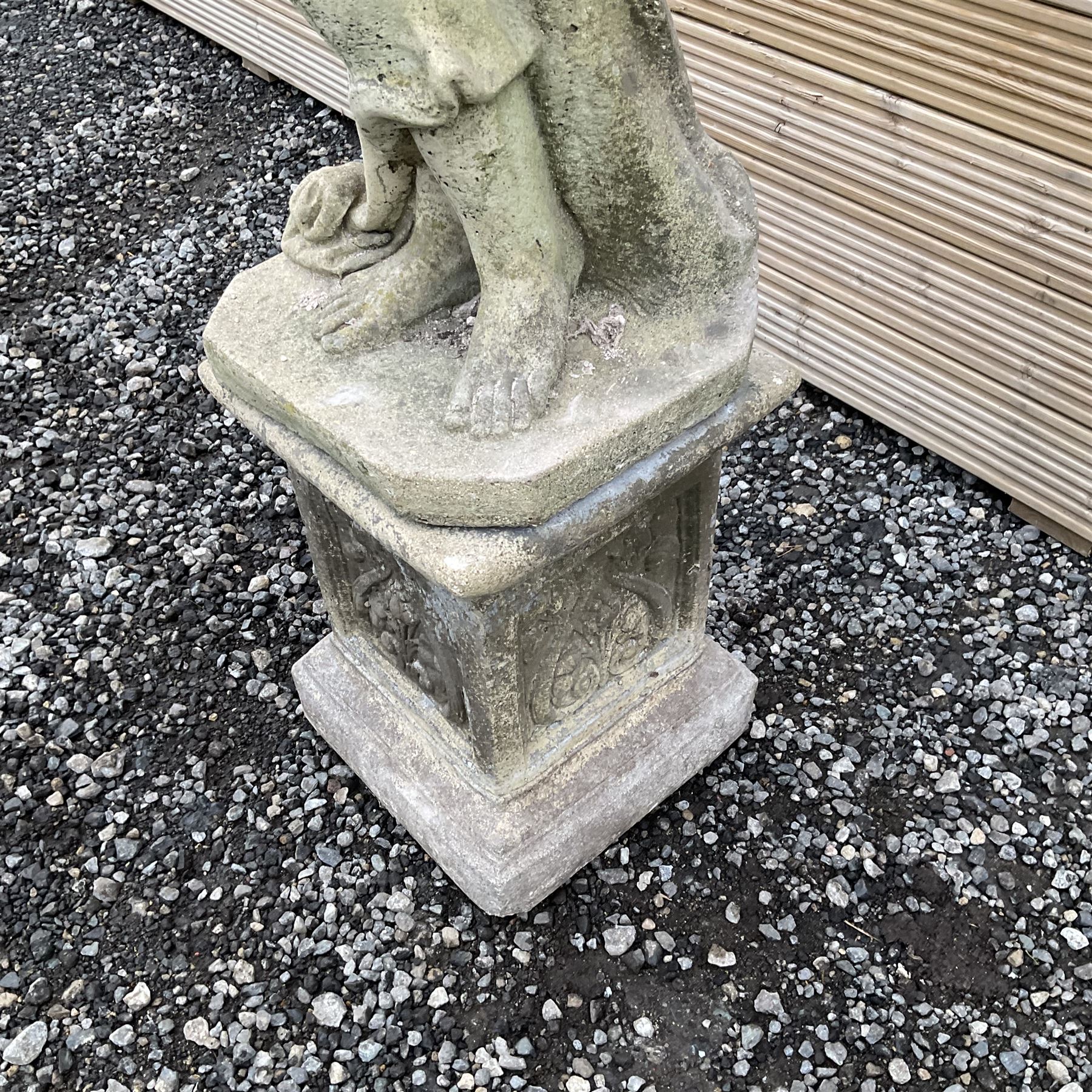 Cast stone garden figure of a woman with arms raised - Image 3 of 5