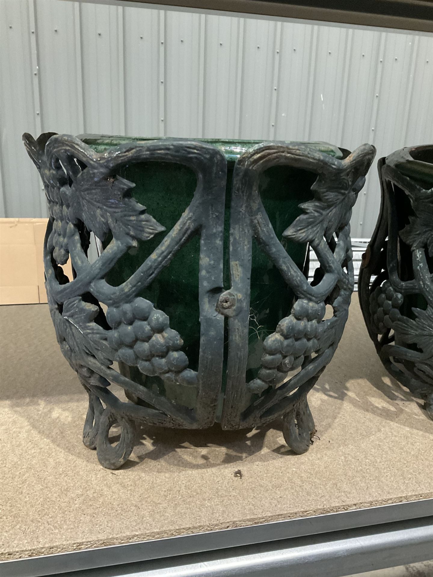 Victorian style cast metal planter/pot holder with three inserted terracotta glazed pots - Image 5 of 5