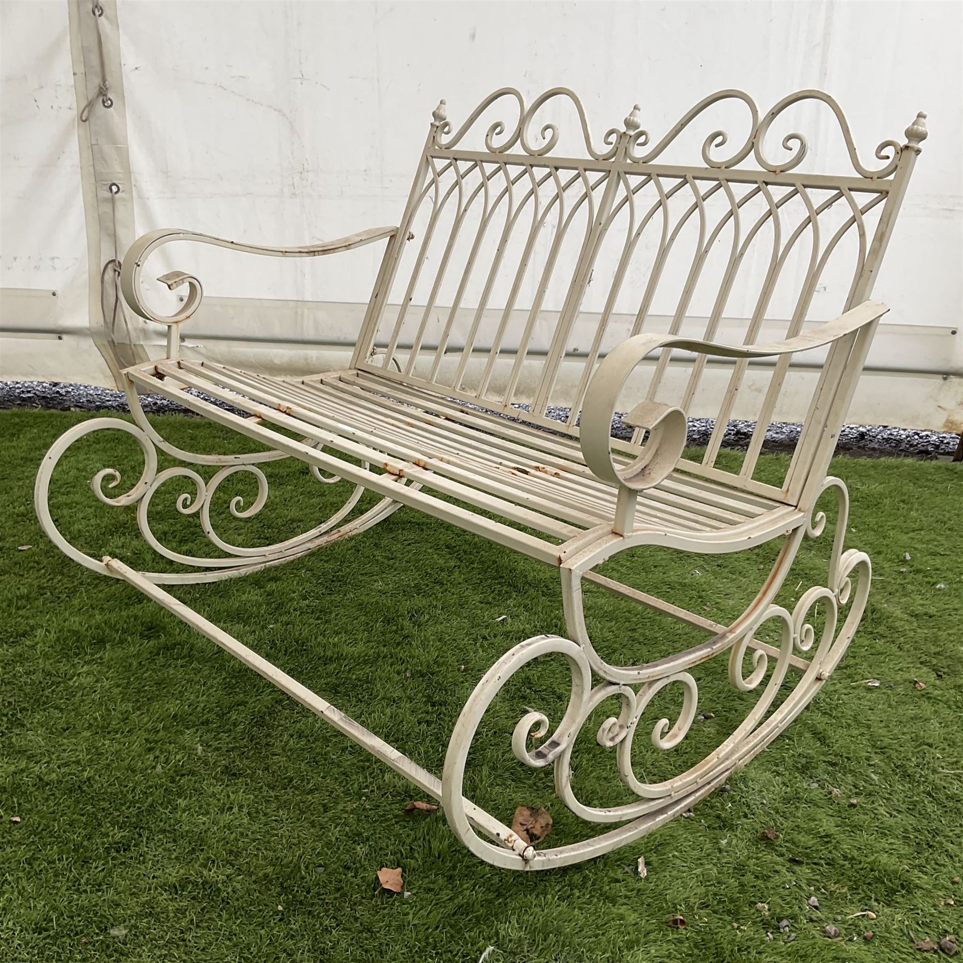 Cream painted rocking garden bench - Bild 2 aus 3