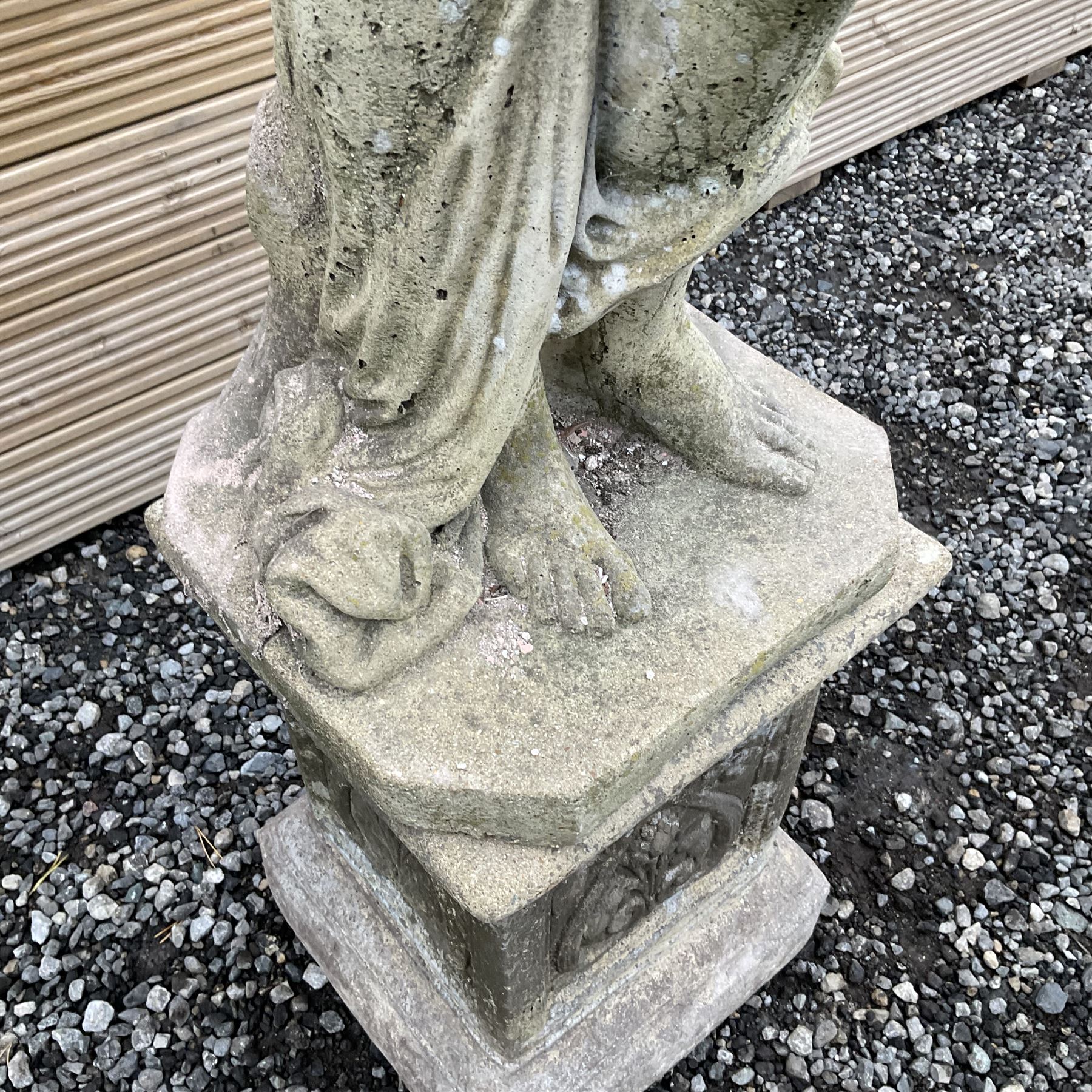 Cast stone garden figure of a woman with arms raised - Image 5 of 5