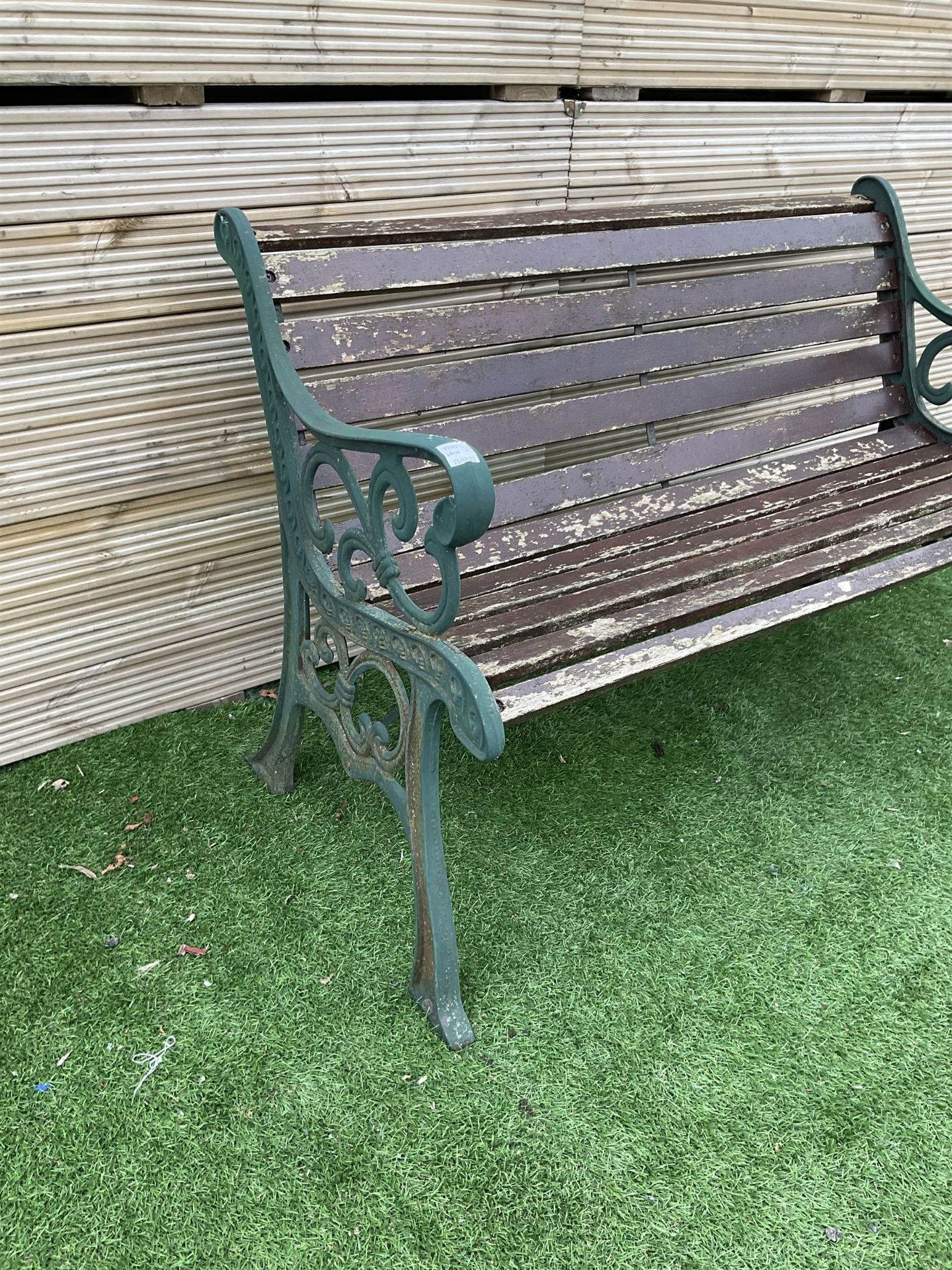 Cast metal and wood slatted garden bench - Image 3 of 3