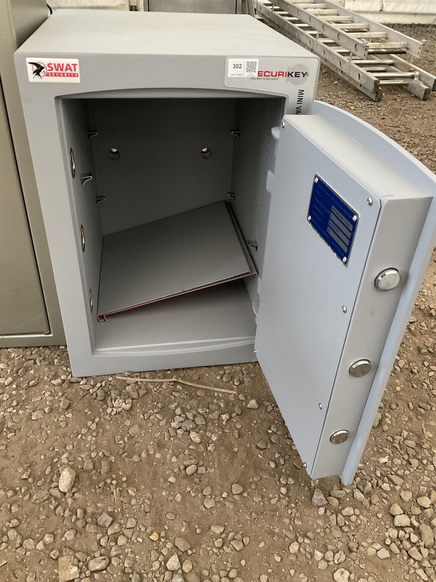 Swat security mini vault safe together with small gun cabinet - Image 3 of 4