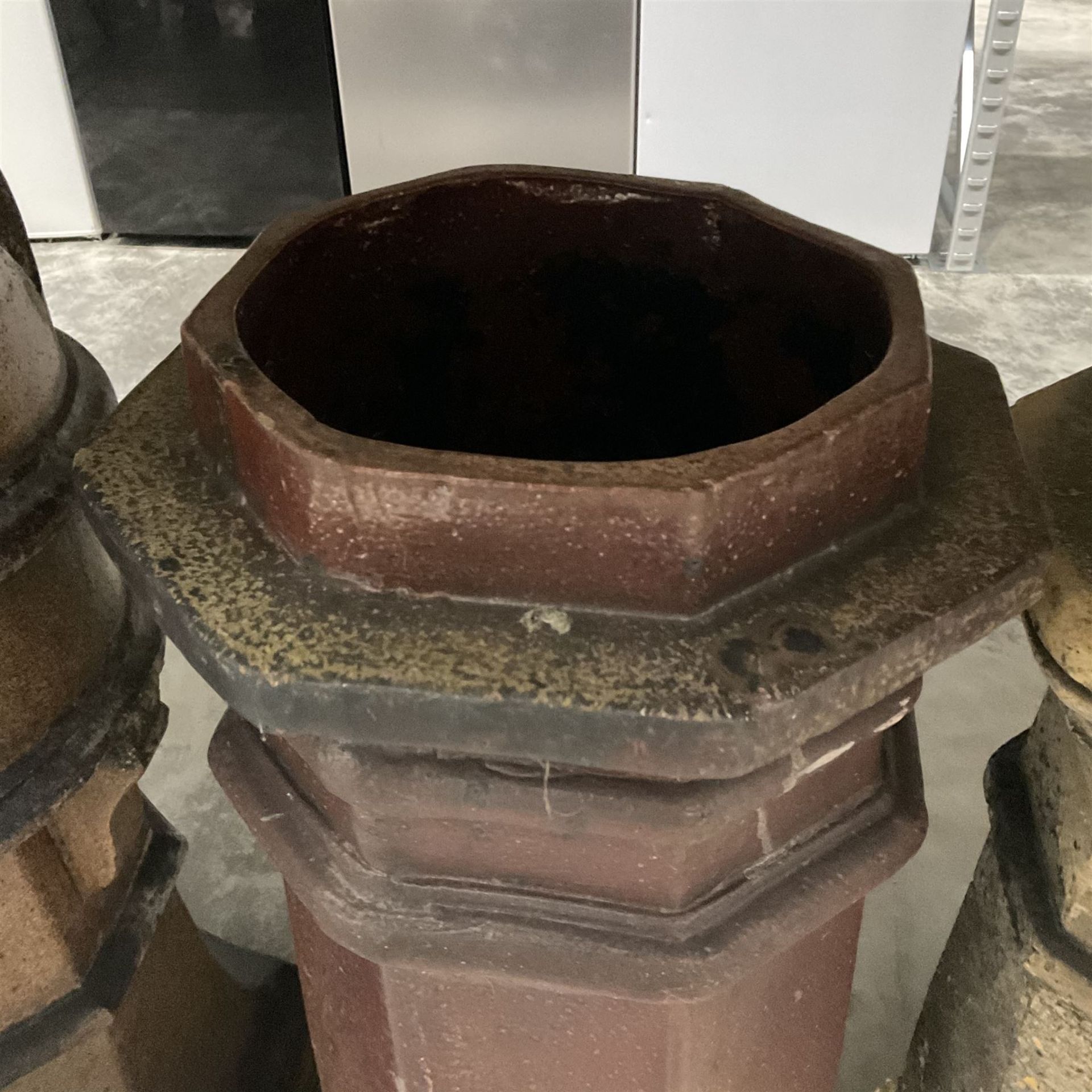 Set of three terracotta chimney pots - Image 5 of 6