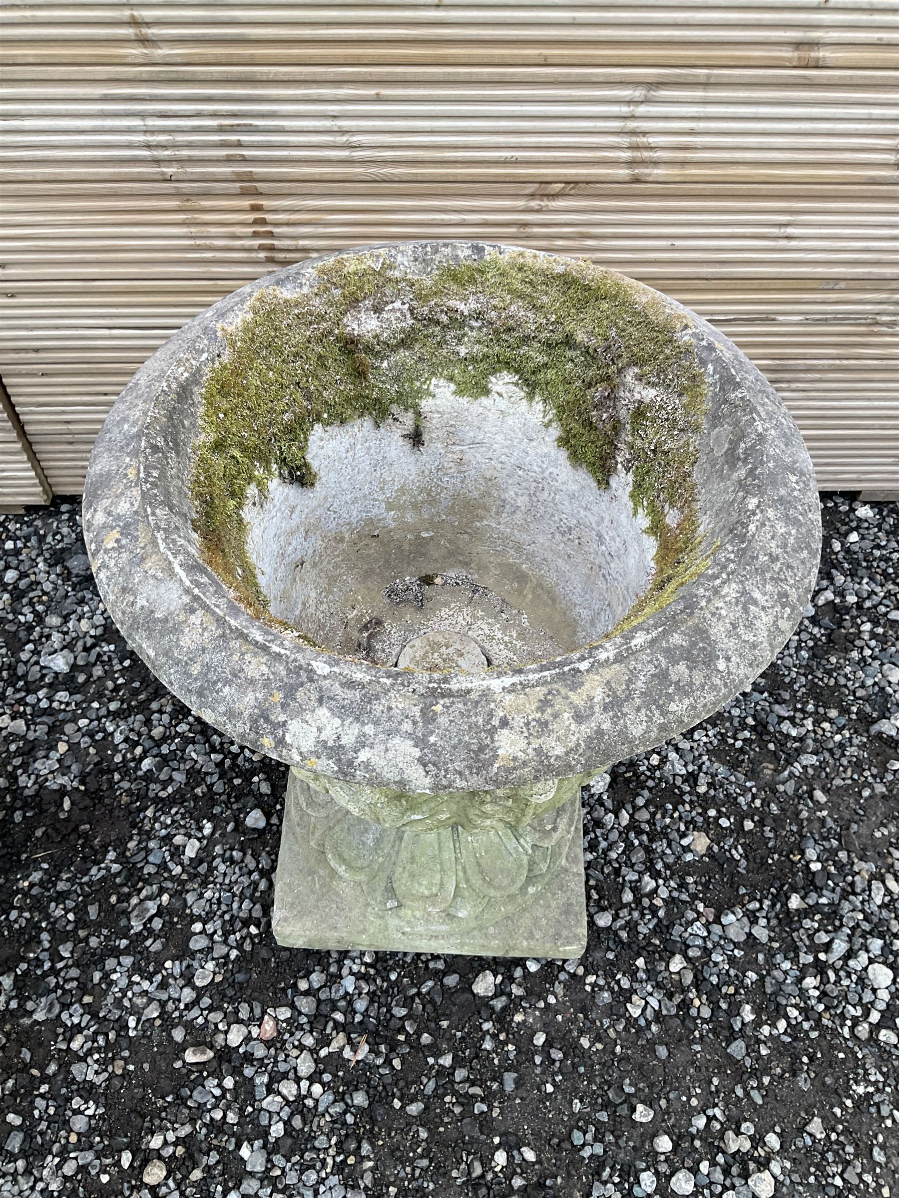 Cast stone urn - Image 2 of 3
