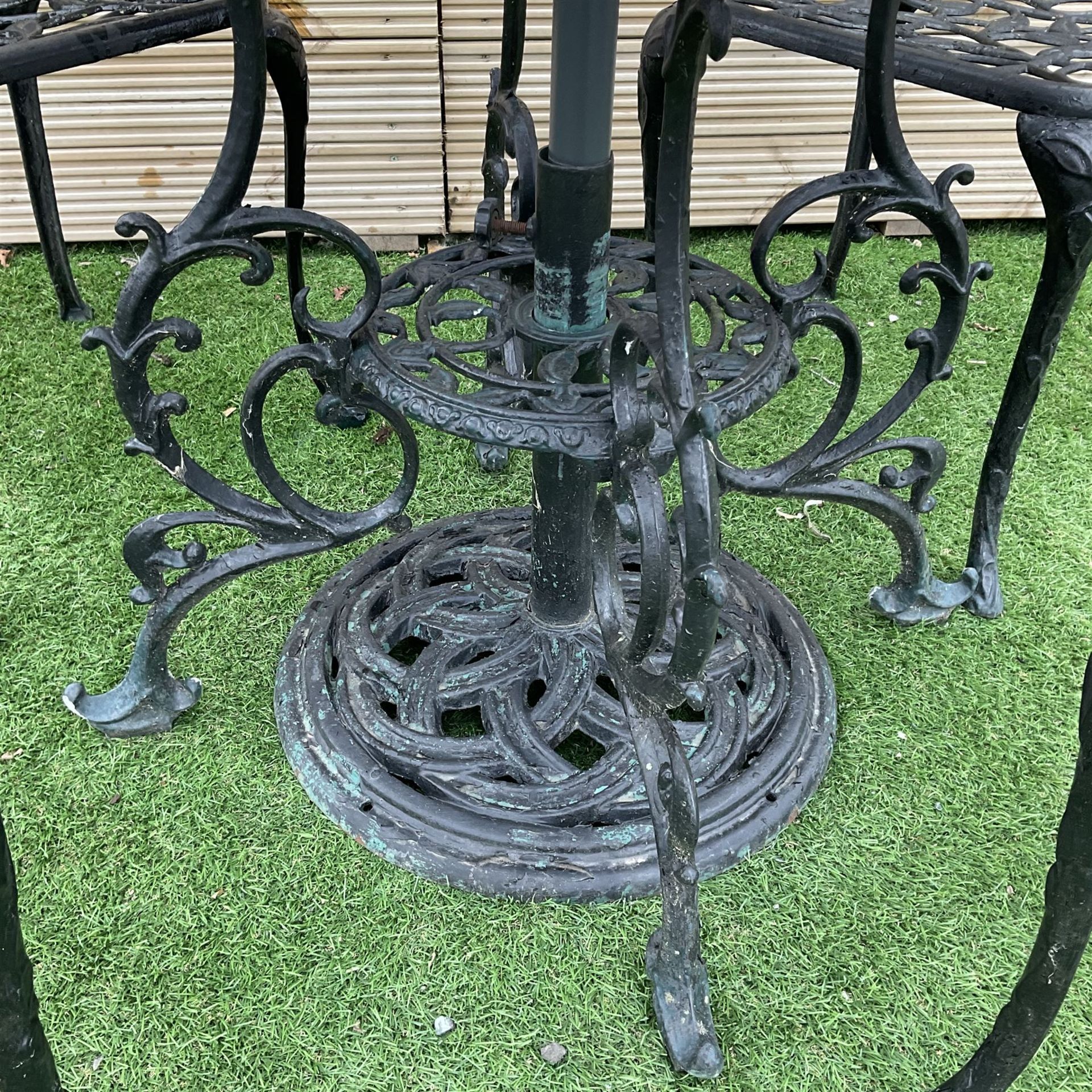 Victorian design - cast aluminium circular garden table - Bild 2 aus 3