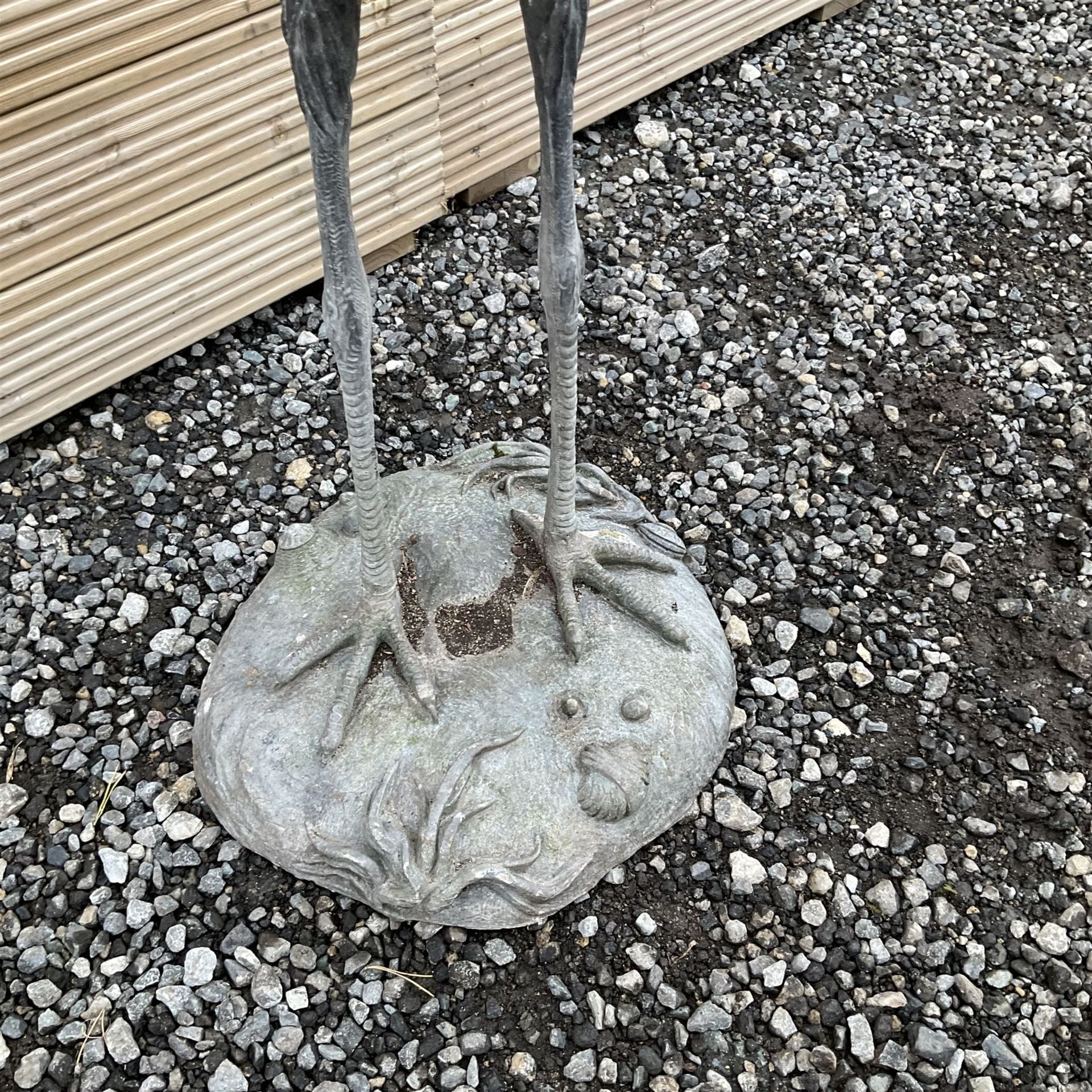 Large lead heron garden figure on a naturalistic base - Bild 2 aus 4