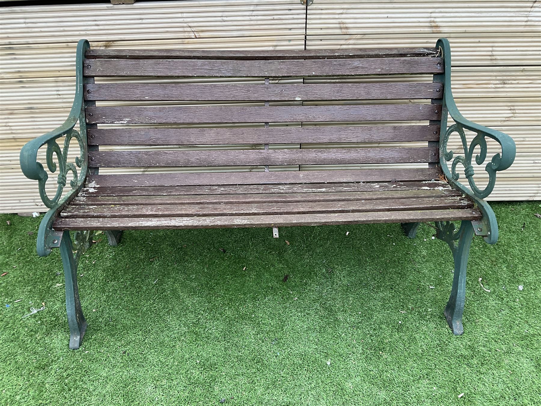 Cast metal and wood slatted garden bench - Image 3 of 3