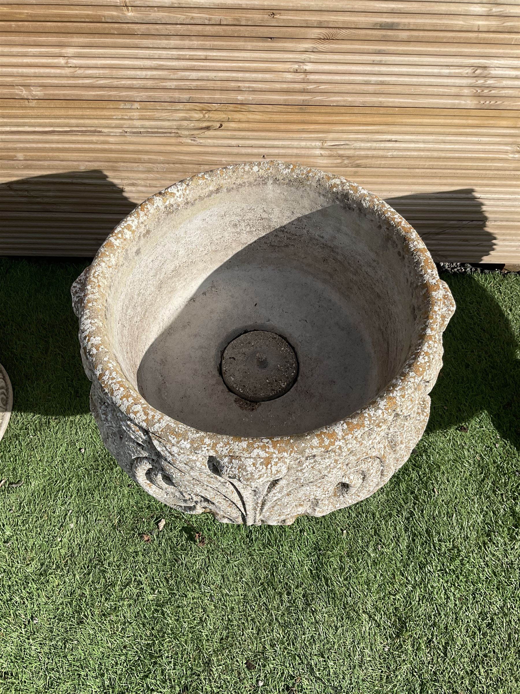 Set of three circular composite planters - Image 3 of 4