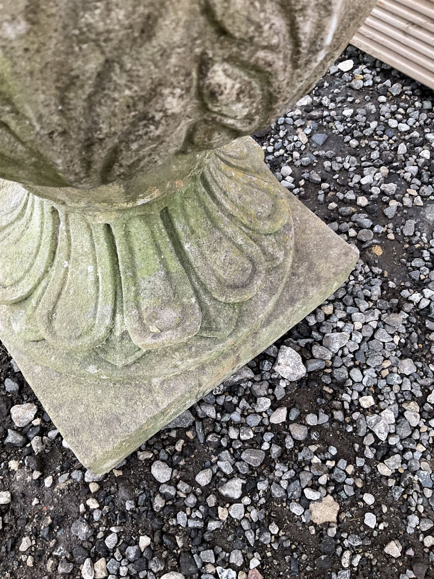 Cast stone urn - Image 3 of 3
