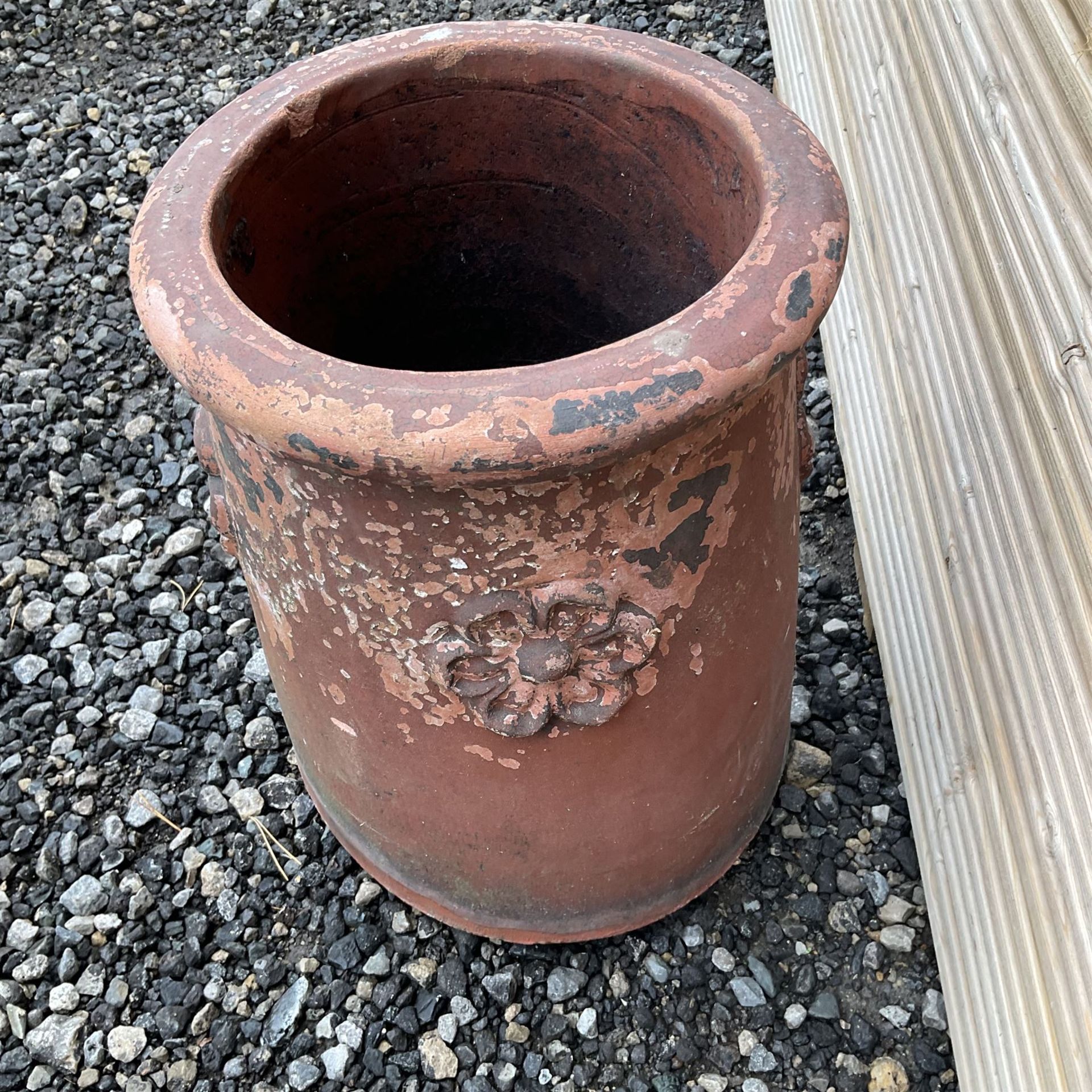 Terracotta chimney pot decorated with rose head motifs - Image 2 of 3