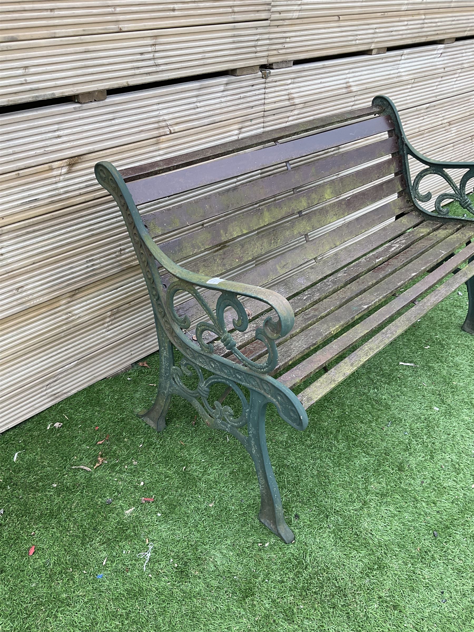 Cast metal and wood slatted garden bench - Image 4 of 4