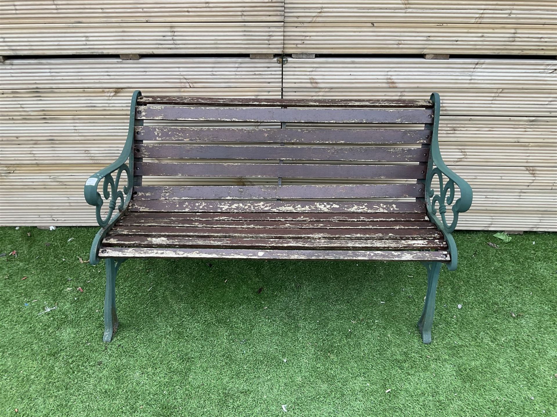 Cast metal and wood slatted garden bench - Image 2 of 3